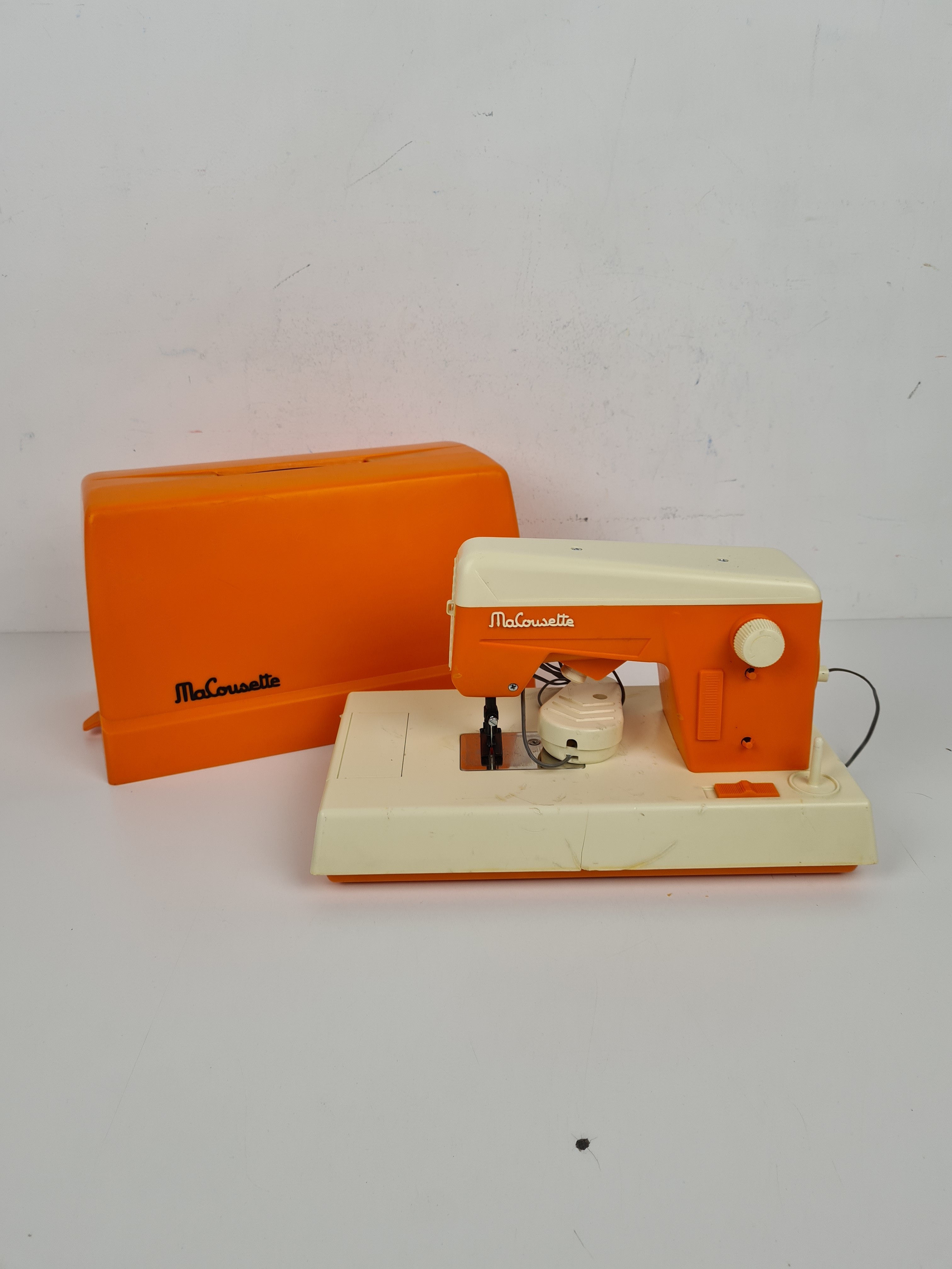 Voir photo 6 de Jeu anciens - Machine à coudre pour enfant - MaCousette - année 1970 Jeu anciens - Machine à coudre pour enfant - MaCousette - année 1970 Bon état reconditionné photo 6