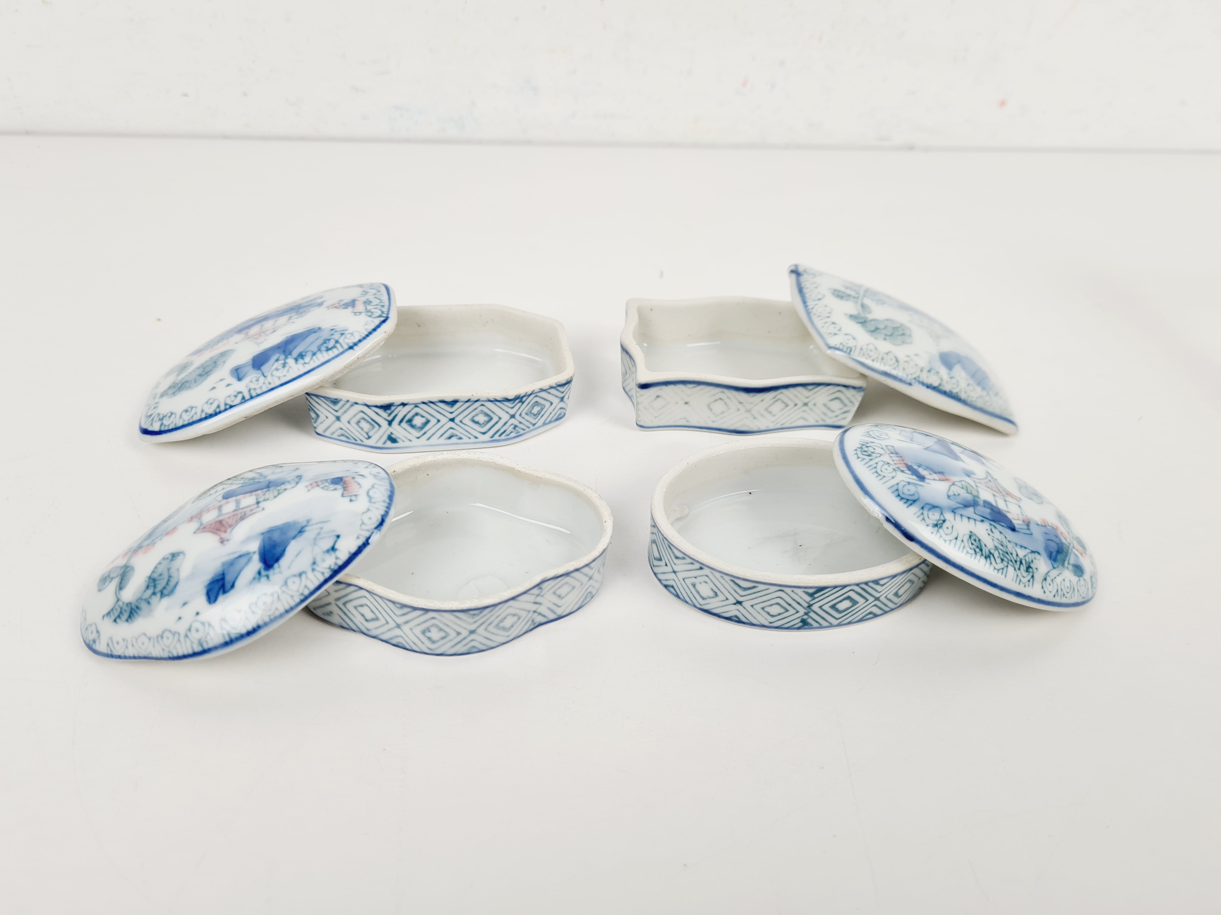 Voir photo 4 de Jeu d'imitation - Lot de 4 Petite boites ( bonbonnières ) miniatures en porcelaine vintage Jeu d'imitation - Lot de 4 Petite boites ( bonbonnières ) miniatures en porcelaine vintage Bon état reconditionné photo 4
