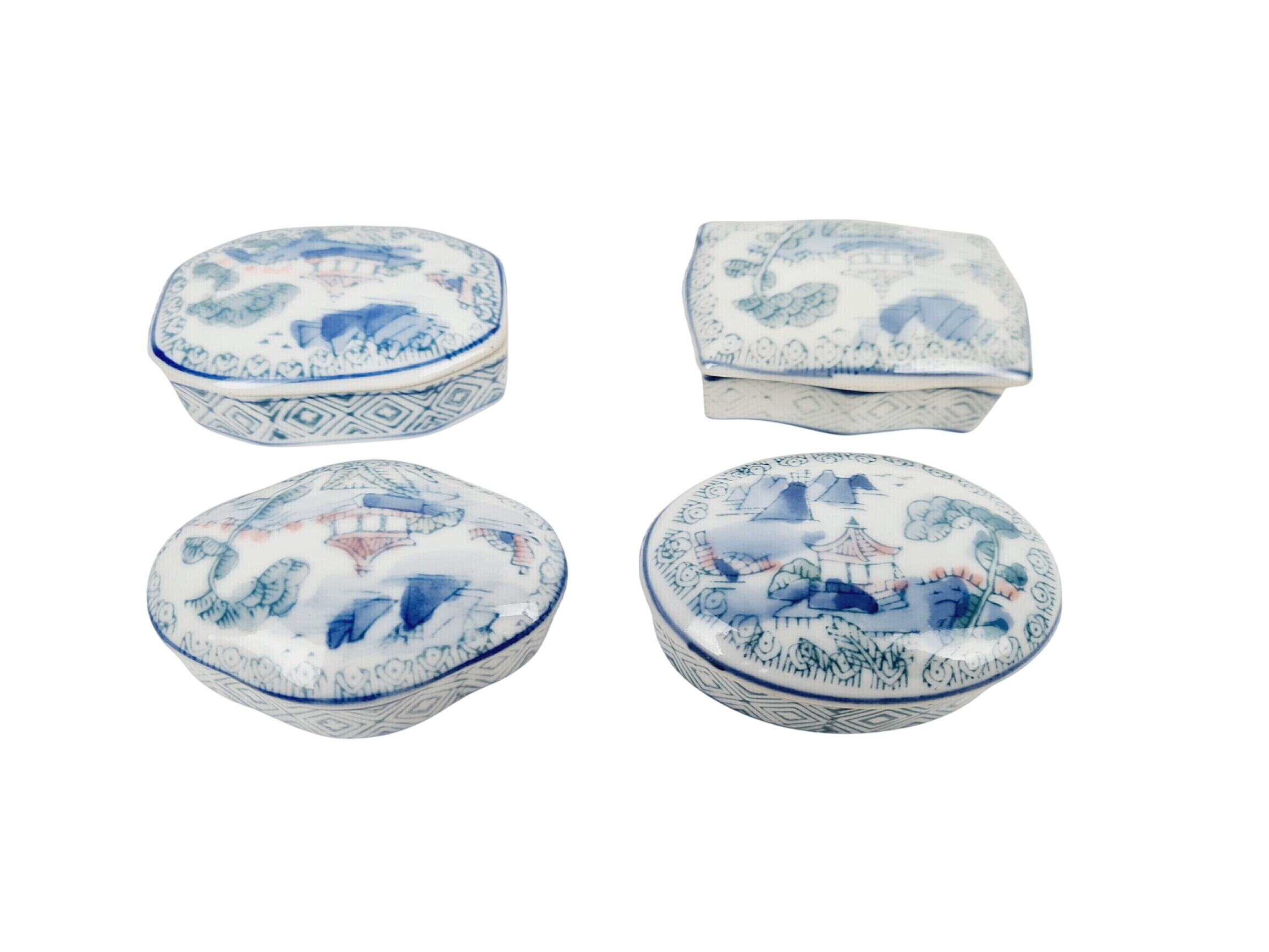 Acheter Jeu d'imitation - Lot de 4 Petite boites ( bonbonnières ) miniatures en porcelaine vintage Bon état - 10,00 € Jeu d'imitation - Lot de 4 Petite boites ( bonbonnières ) miniatures en porcelaine vintage Bon état reconditionné disponible sur Label Emmaüs