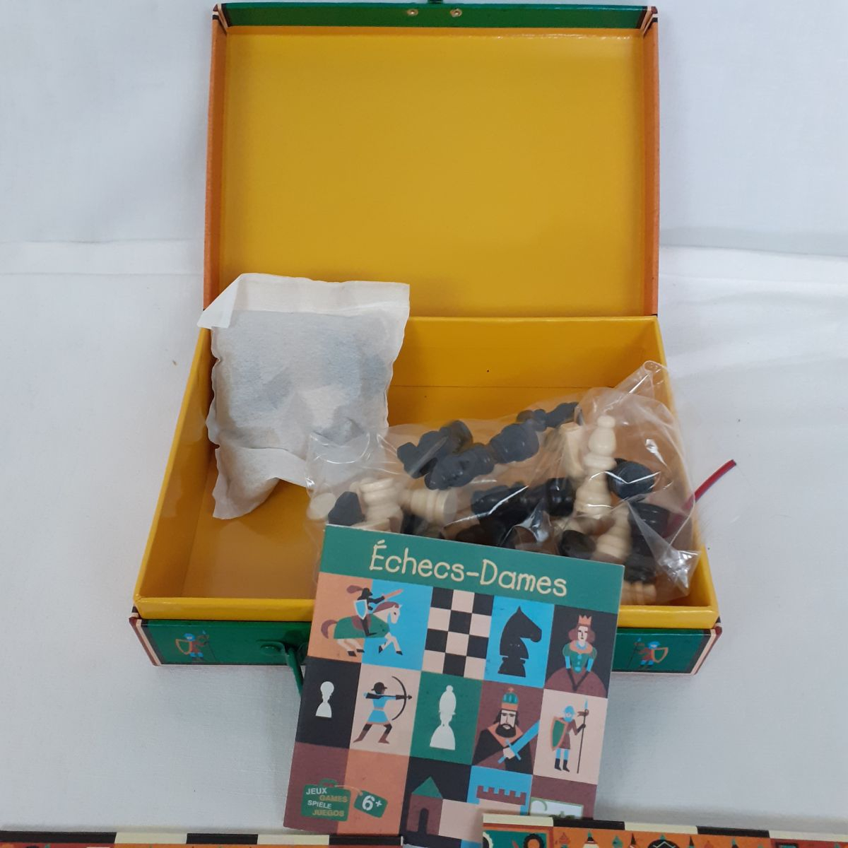 Voir photo 3 de Jeu dans sa valise - Echecs et Dames - Djeco Jeu dans sa valise - Echecs et Dames - Djeco Parfait état reconditionné photo 3