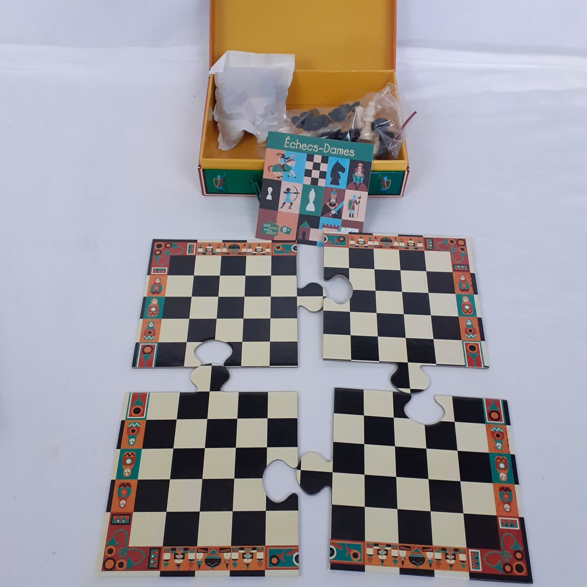 Voir photo 5 de Jeu dans sa valise - Echecs et Dames - Djeco Jeu dans sa valise - Echecs et Dames - Djeco Parfait état reconditionné photo 5
