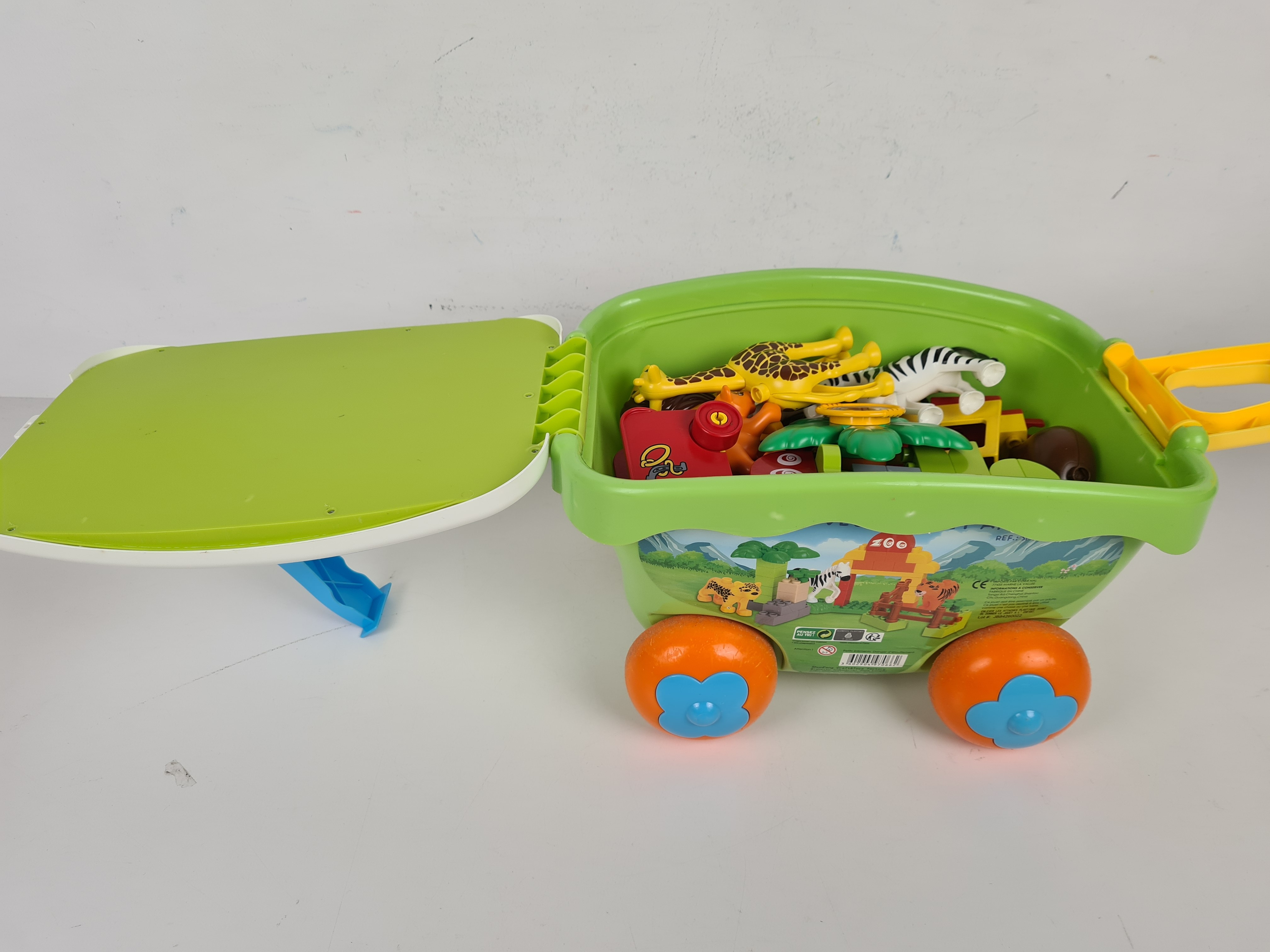 Voir photo 2 de Jeu de construction - Chariot avec blocs et animaux - 3 ans + Jeu de construction - Chariot avec blocs et animaux - 3 ans + Bon état reconditionné photo 2