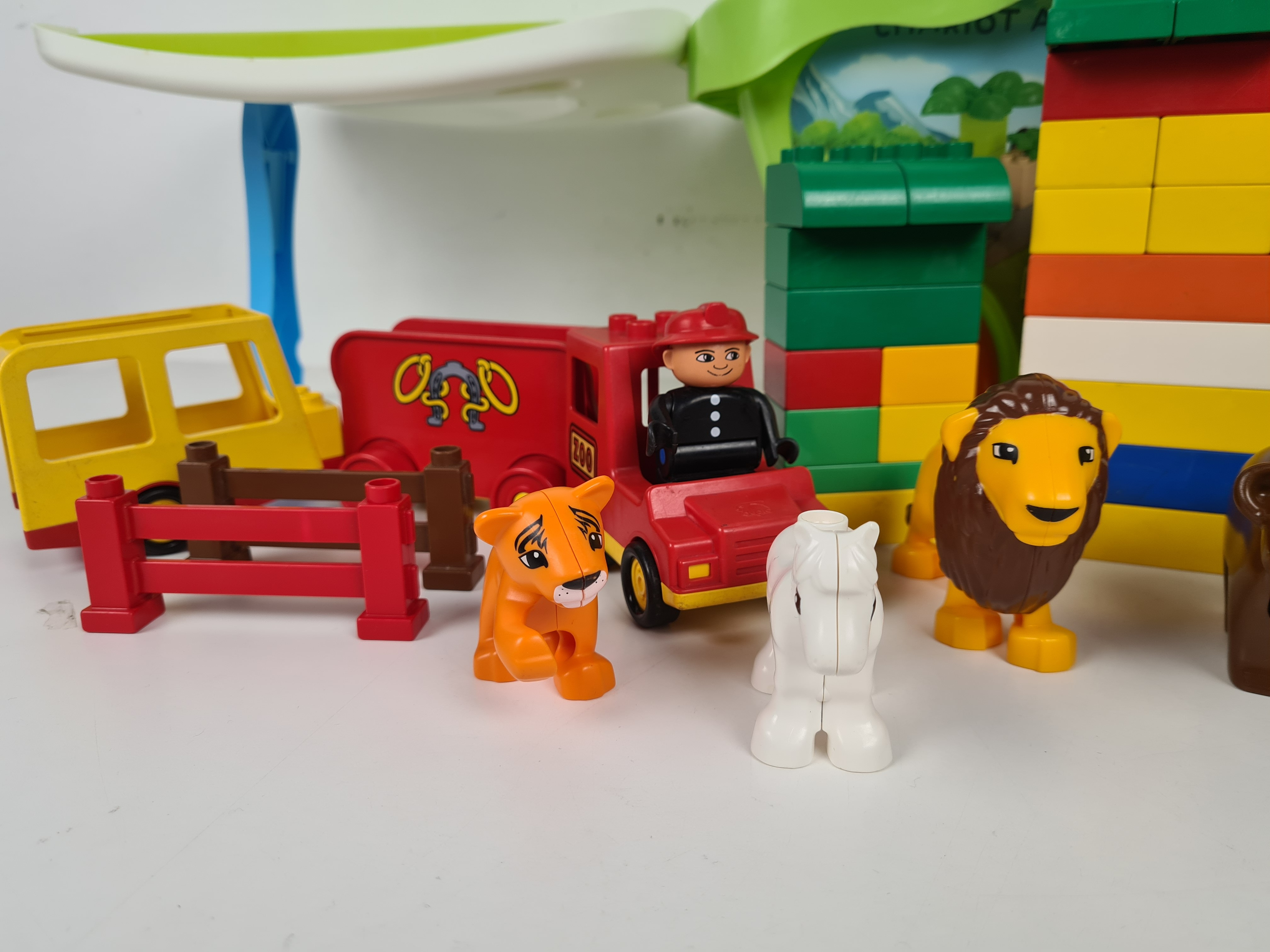 Voir photo 6 de Jeu de construction - Chariot avec blocs et animaux - 3 ans + Jeu de construction - Chariot avec blocs et animaux - 3 ans + Bon état reconditionné photo 6