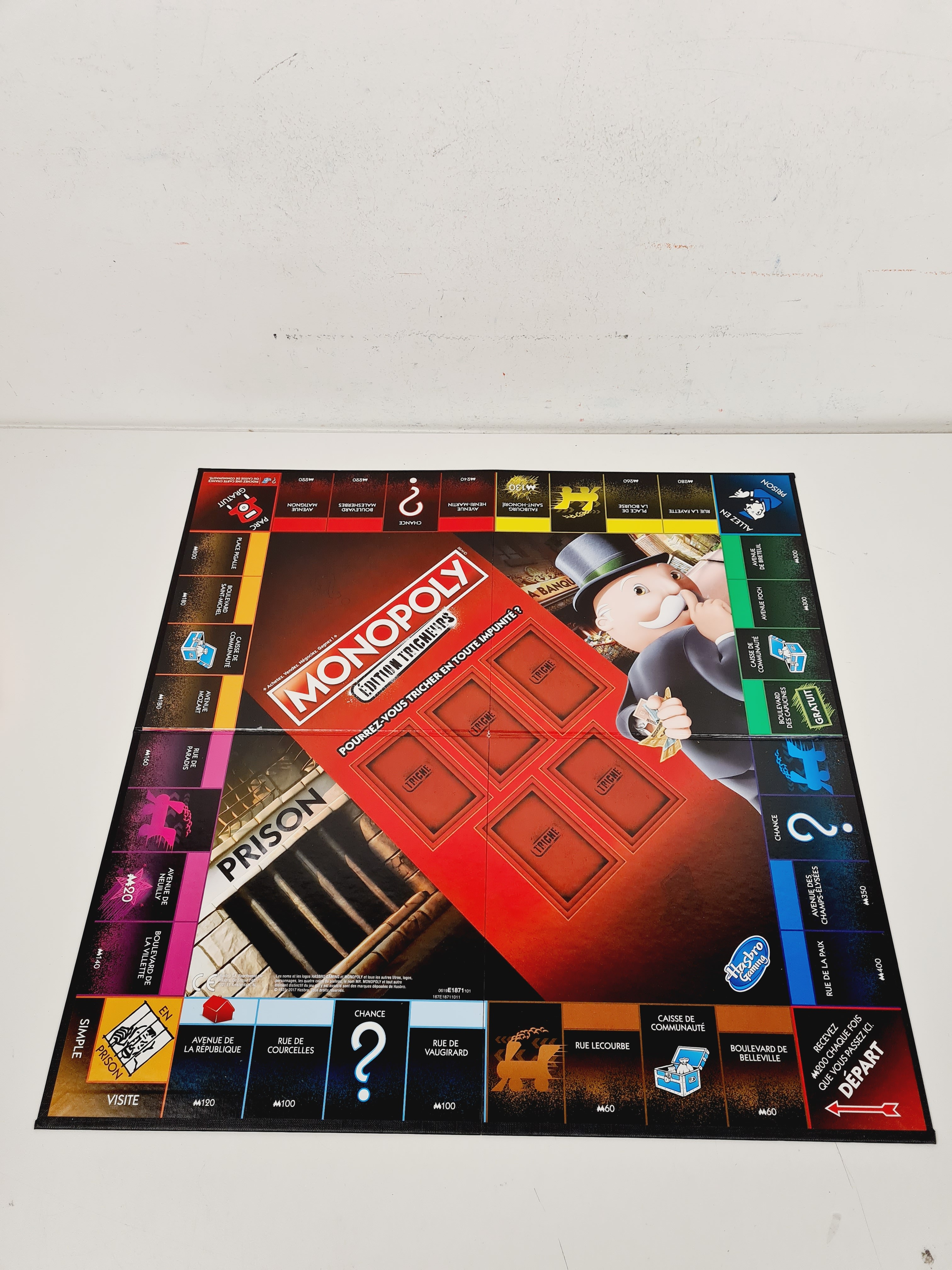 Voir photo 4 de Jeu de gestion de ressources - Monopoly - Éditions tricheurs - Hasbro - Dès 8 ans Jeu de gestion de ressources - Monopoly - Éditions tricheurs - Hasbro - Dès 8 ans Bon état reconditionné photo 4