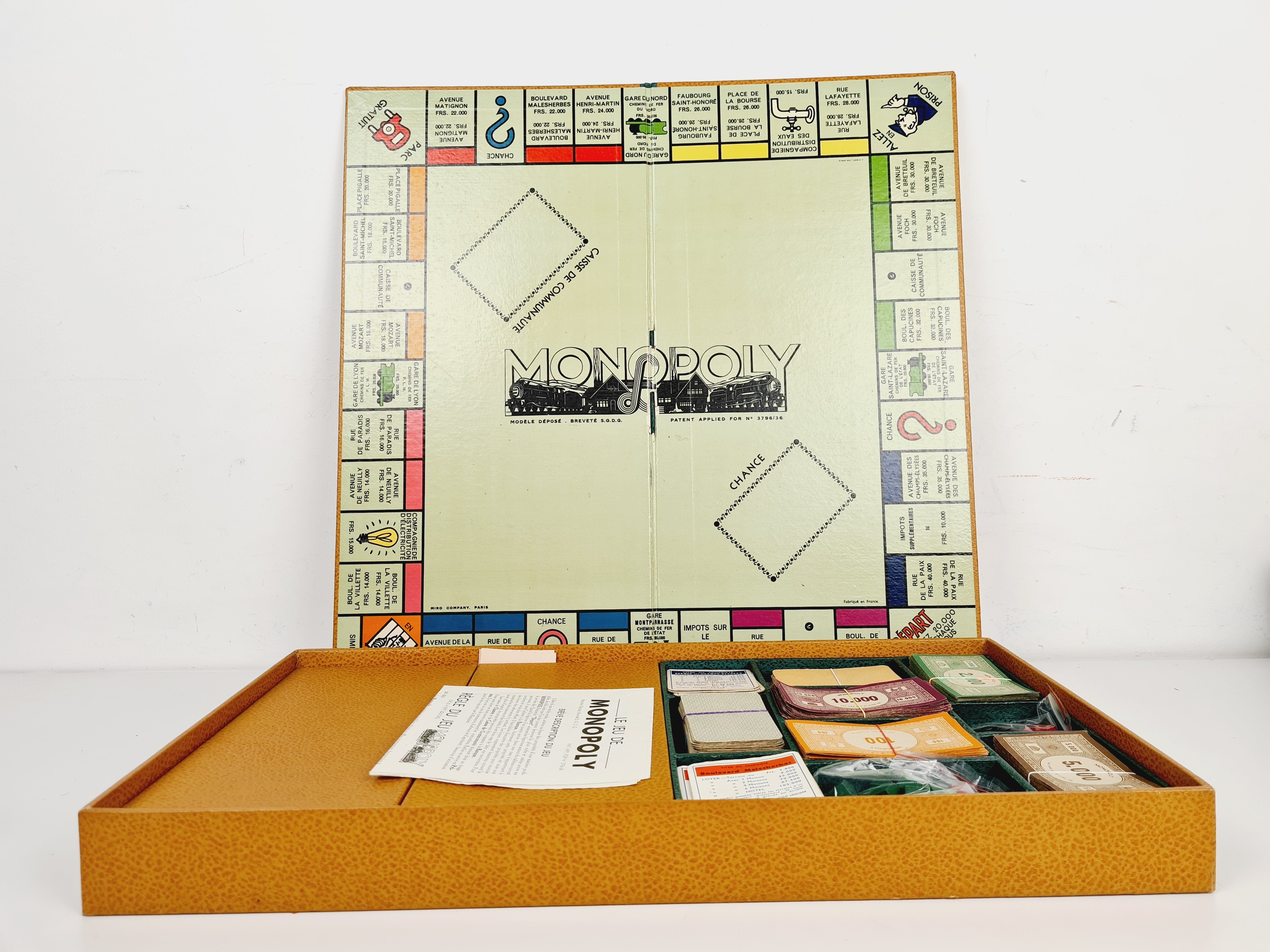 Voir photo 4 de Jeu de société ancien - Monopoly - Ed Miro Compagnie - Circa 1950 Jeu de société ancien - Monopoly - Ed Miro Compagnie - Circa 1950 reconditionné photo 4