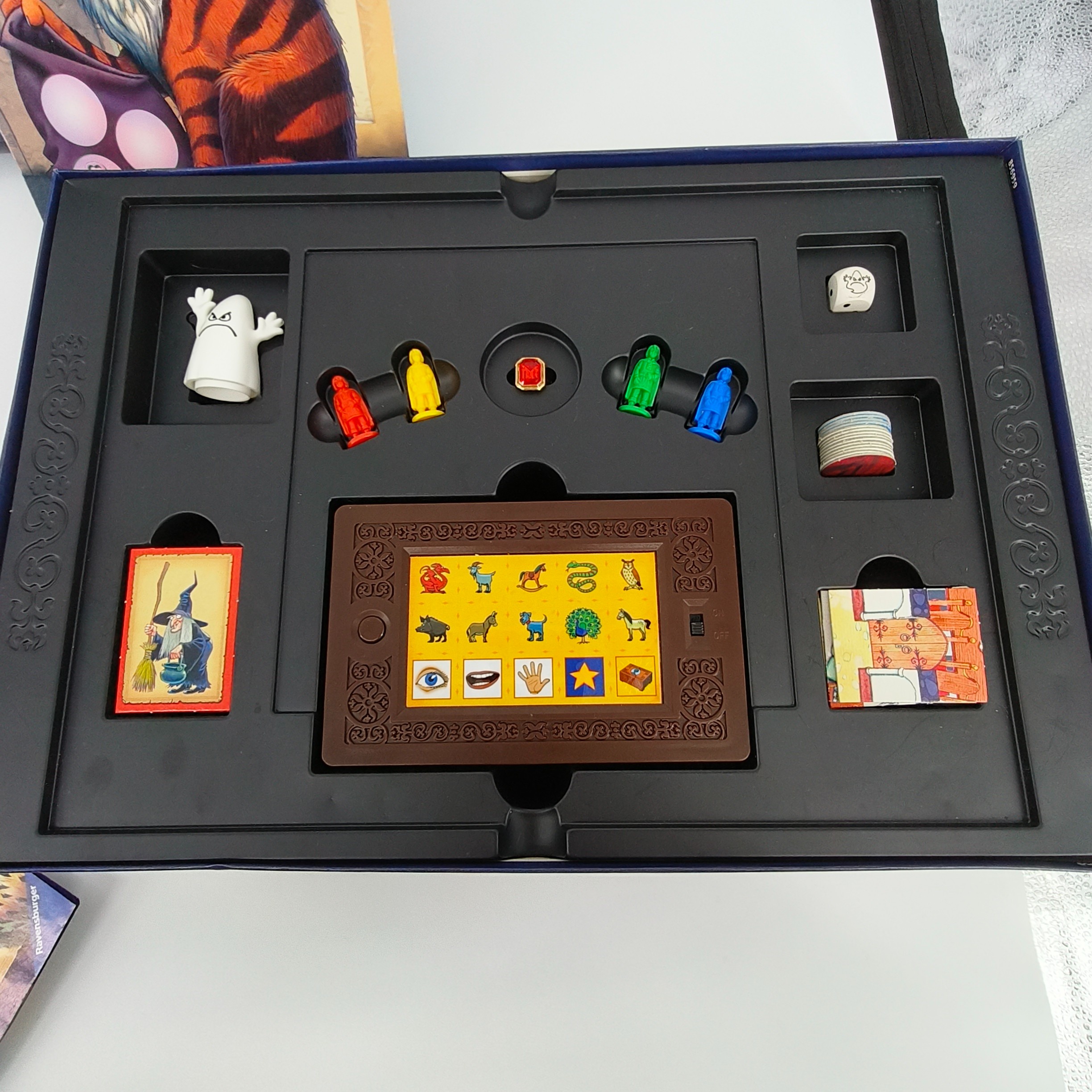 Voir photo 4 de Jeu de société électronique 'Qui l'a vu ?'-Ravensburger- à partir de 6ans Jeu de société électronique 'Qui l'a vu ?'-Ravensburger- à partir de 6ans Bon état reconditionné photo 4