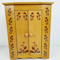 Voir photo 10 de Jeu en bois - Lot de 4 meubles pour maison de poupée - La chambre à coucher décor style polychrome Jeu en bois - Lot de 4 meubles pour maison de poupée - La chambre à coucher décor style polychrome reconditionné photo 10