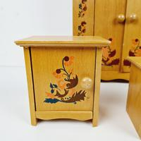 Voir photo 12 de Jeu en bois - Lot de 4 meubles pour maison de poupée - La chambre à coucher décor style polychrome Jeu en bois - Lot de 4 meubles pour maison de poupée - La chambre à coucher décor style polychrome reconditionné photo 12