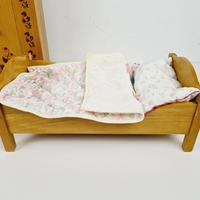 Voir photo 2 de Jeu en bois - Lot de 4 meubles pour maison de poupée - La chambre à coucher décor style polychrome Jeu en bois - Lot de 4 meubles pour maison de poupée - La chambre à coucher décor style polychrome reconditionné photo 2
