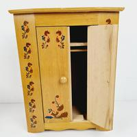 Voir photo 6 de Jeu en bois - Lot de 4 meubles pour maison de poupée - La chambre à coucher décor style polychrome Jeu en bois - Lot de 4 meubles pour maison de poupée - La chambre à coucher décor style polychrome reconditionné photo 6
