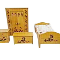 Acheter Jeu en bois - Lot de 4 meubles pour maison de poupée - La chambre à coucher décor style polychrome - 20,00 € Jeu en bois - Lot de 4 meubles pour maison de poupée - La chambre à coucher décor style polychrome reconditionné disponible sur Label Emmaüs