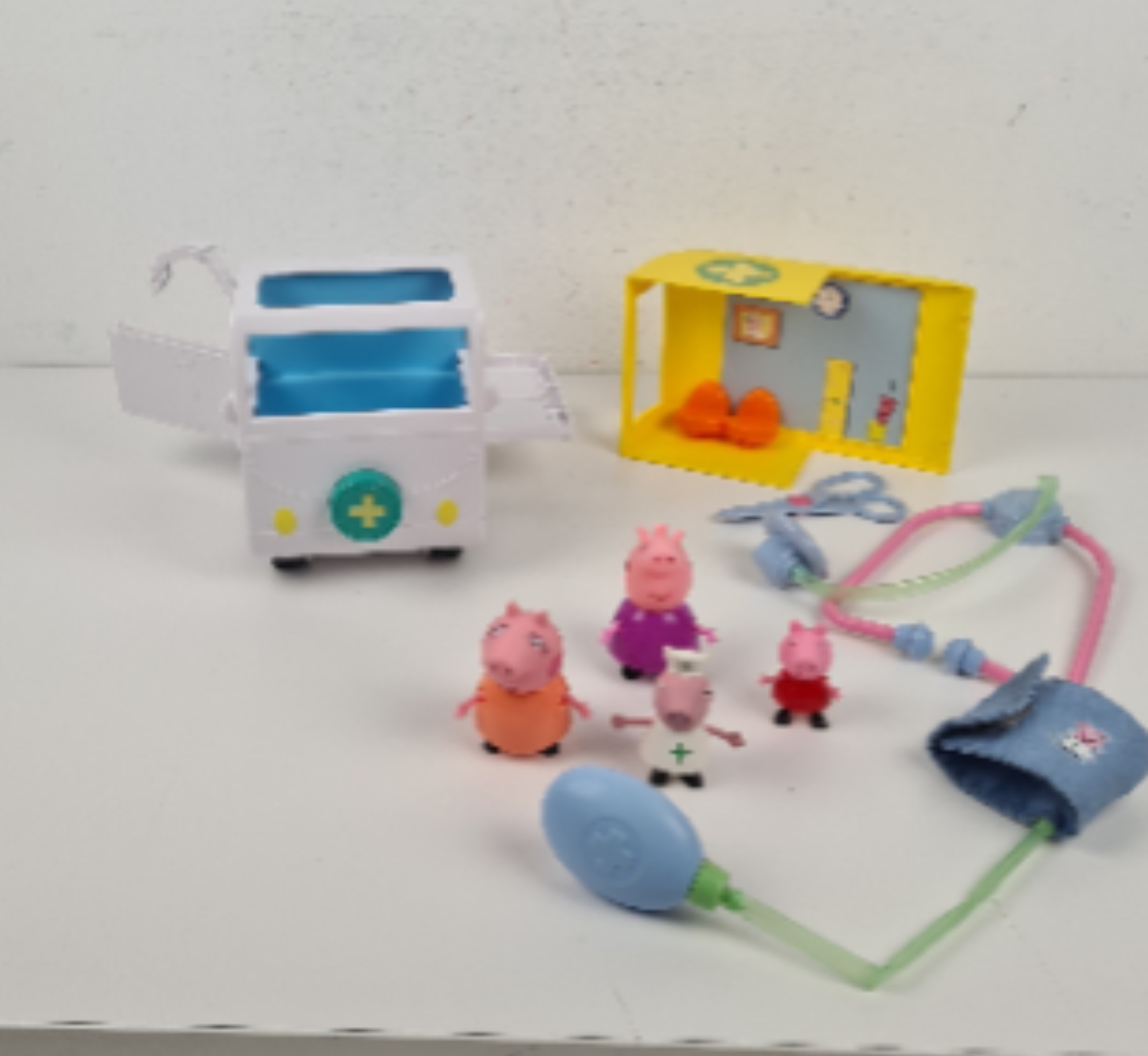 Voir photo 2 de Jeux d'imitation - Peppa Pig mobile médical centre avec 4 figurines - 3 ans + Jeux d'imitation - Peppa Pig mobile médical centre avec 4 figurines - 3 ans + Bon état reconditionné photo 2