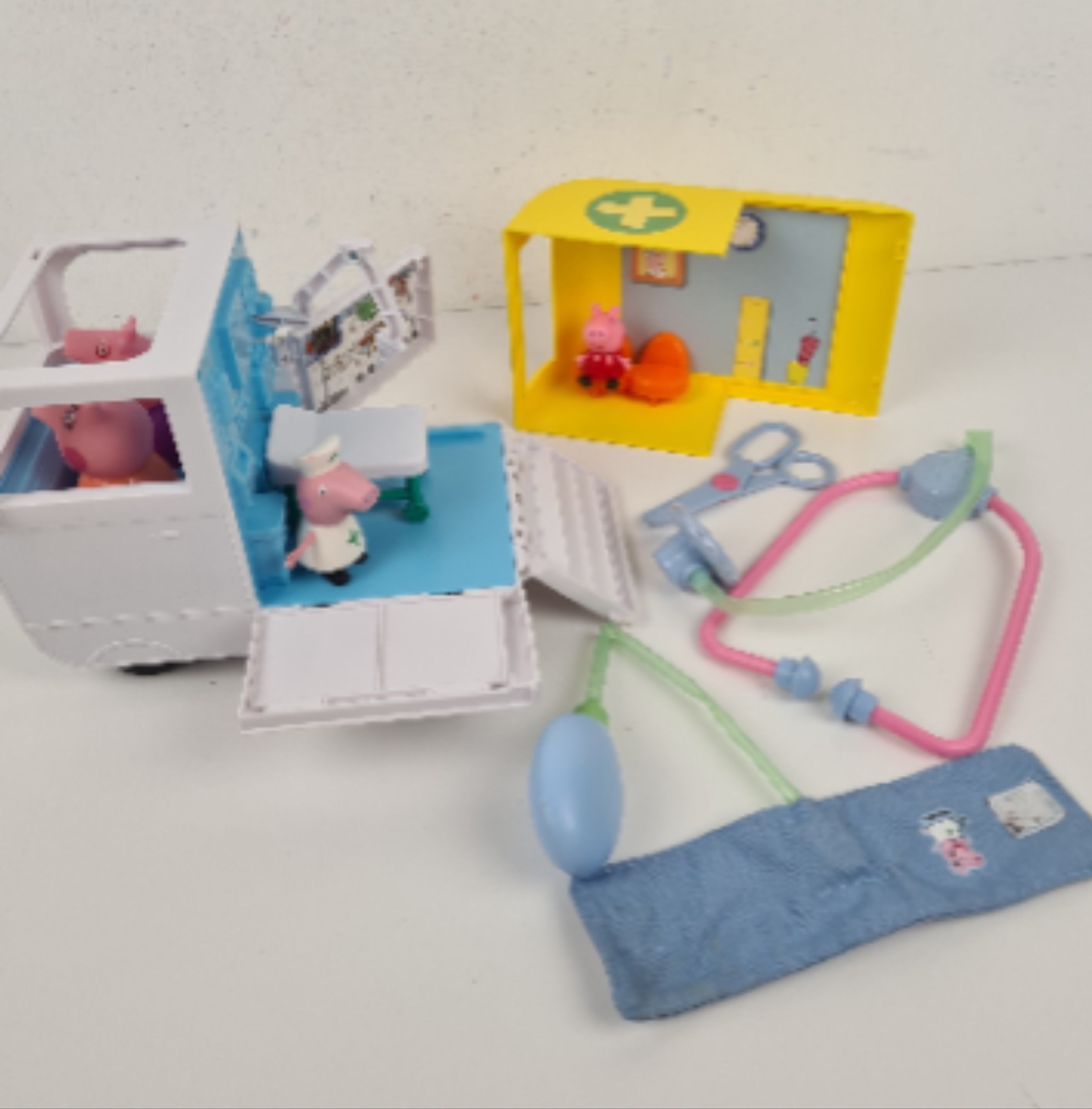 Voir photo 3 de Jeux d'imitation - Peppa Pig mobile médical centre avec 4 figurines - 3 ans + Jeux d'imitation - Peppa Pig mobile médical centre avec 4 figurines - 3 ans + Bon état reconditionné photo 3