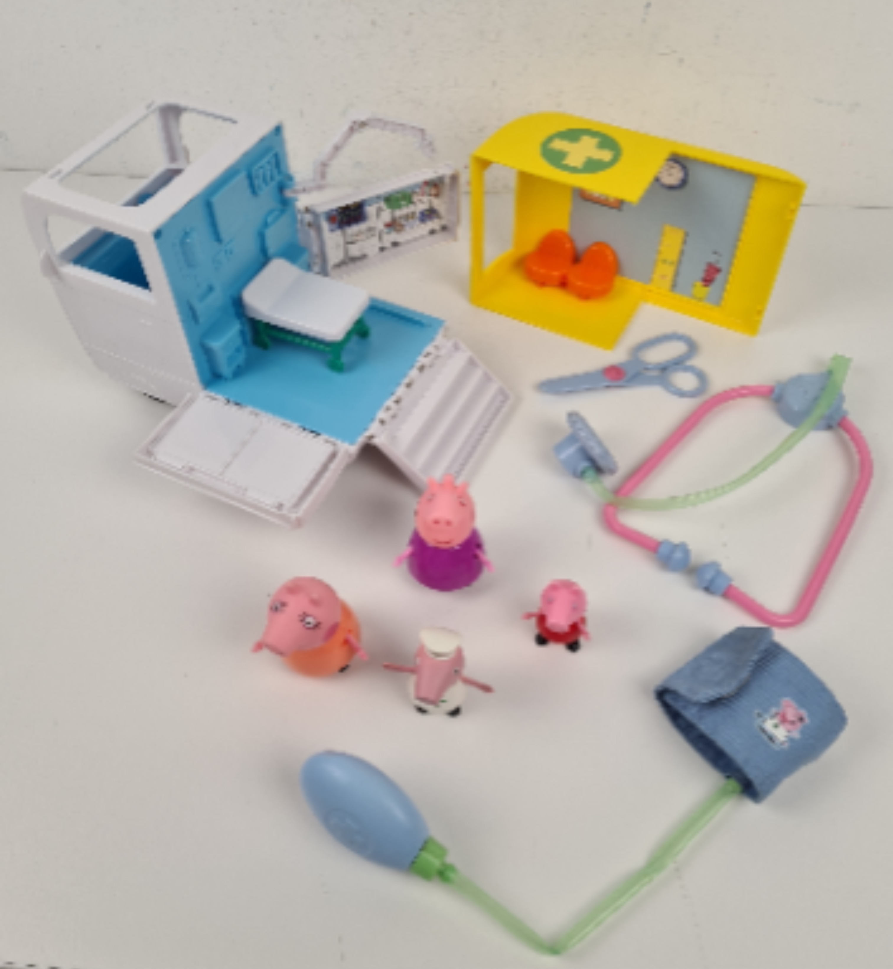 Voir photo 4 de Jeux d'imitation - Peppa Pig mobile médical centre avec 4 figurines - 3 ans + Jeux d'imitation - Peppa Pig mobile médical centre avec 4 figurines - 3 ans + Bon état reconditionné photo 4