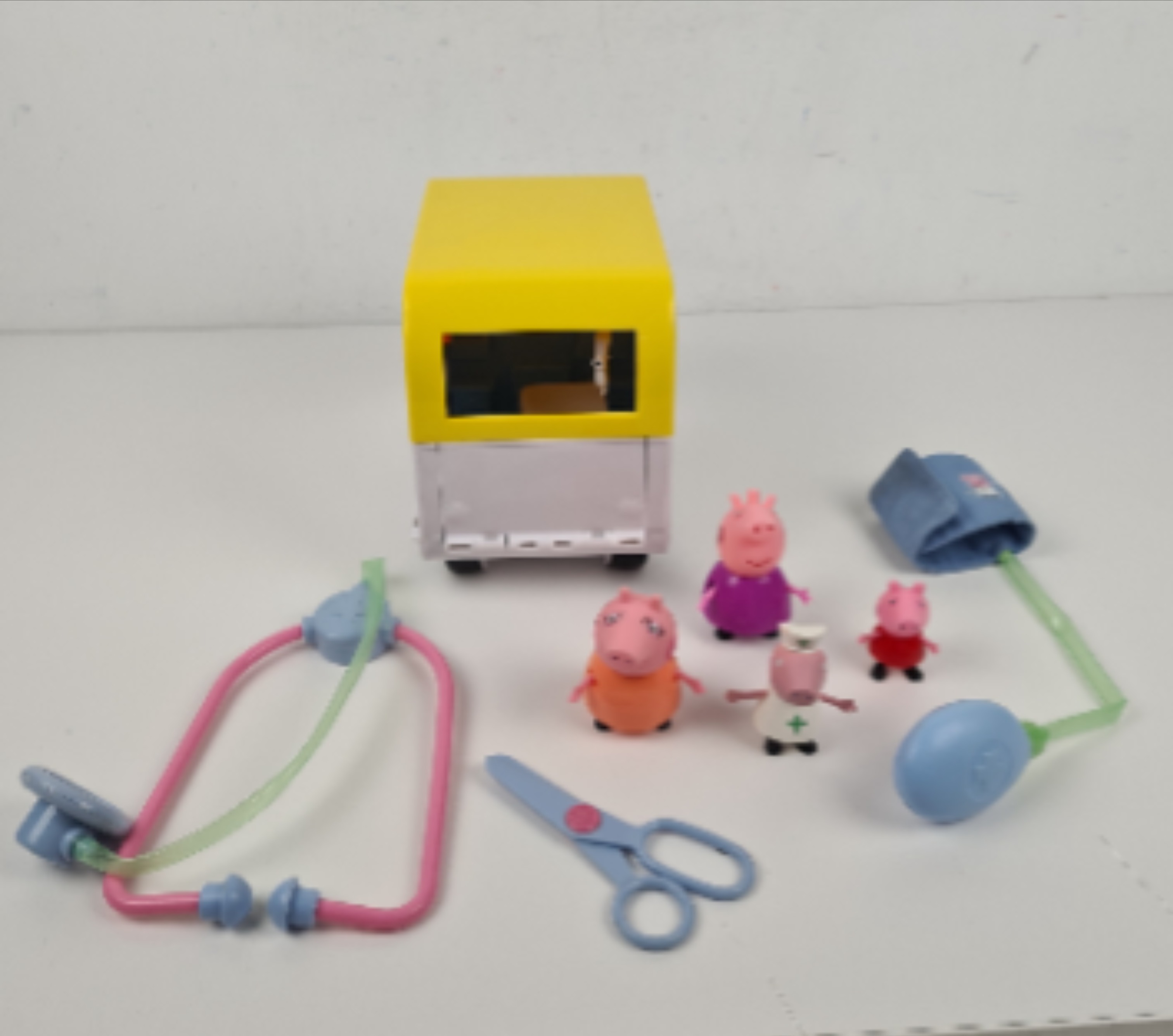 Voir photo 5 de Jeux d'imitation - Peppa Pig mobile médical centre avec 4 figurines - 3 ans + Jeux d'imitation - Peppa Pig mobile médical centre avec 4 figurines - 3 ans + Bon état reconditionné photo 5