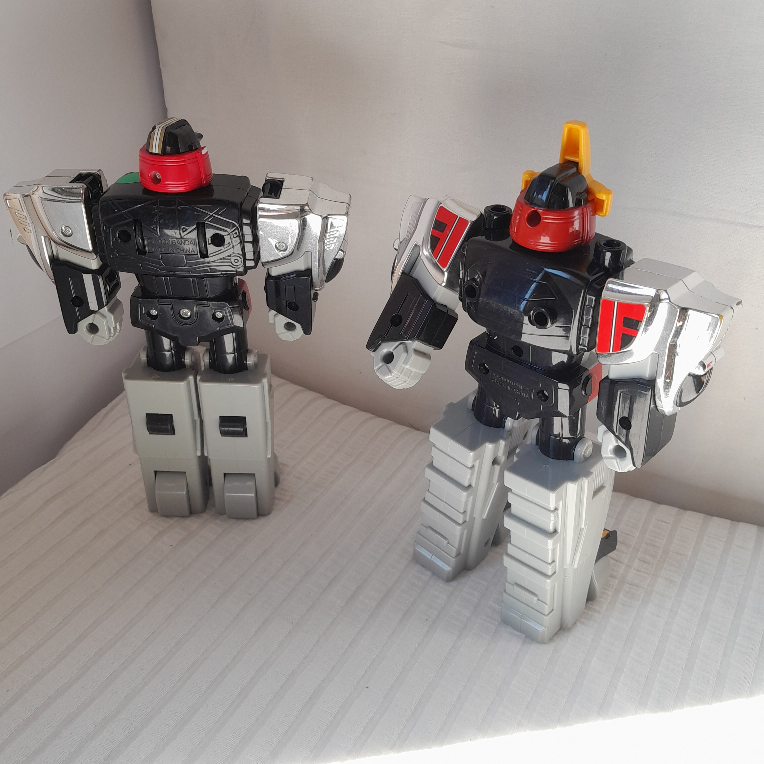Voir photo 4 de JEUX, lot de 2 robots 2000 BANDAI JEUX, lot de 2 robots 2000 BANDAI Très bon état reconditionné photo 4