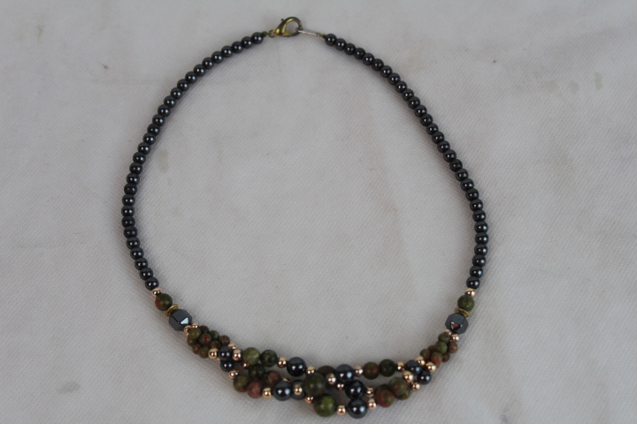 Joli collier en perles Très bon état - 10,00 € Joli collier en perles Très bon état reconditionné disponible sur Label Emmaüs