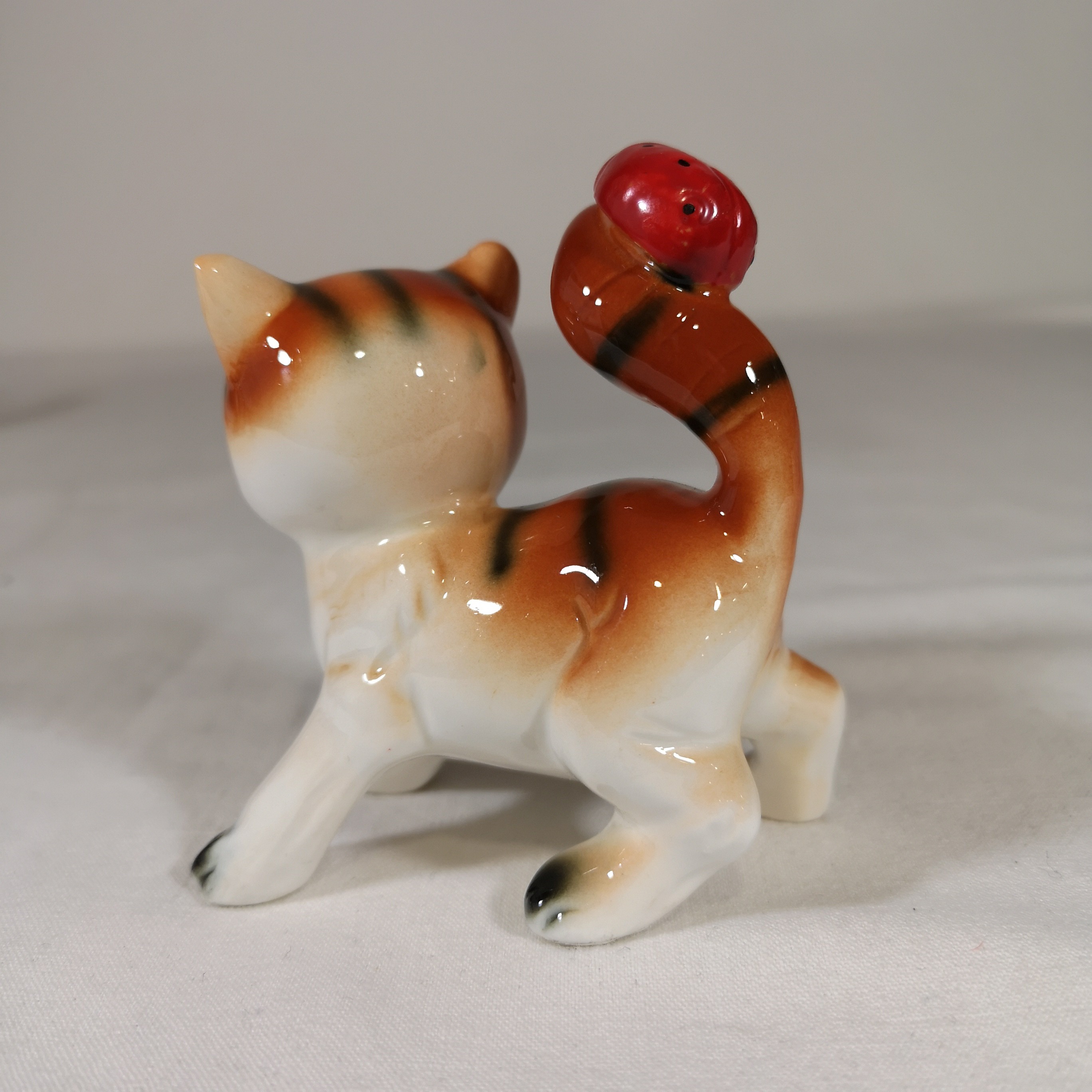 Voir photo 5 de Joli Lot de cinq chats en porcelaine Joli Lot de cinq chats en porcelaine Très bon état reconditionné photo 5