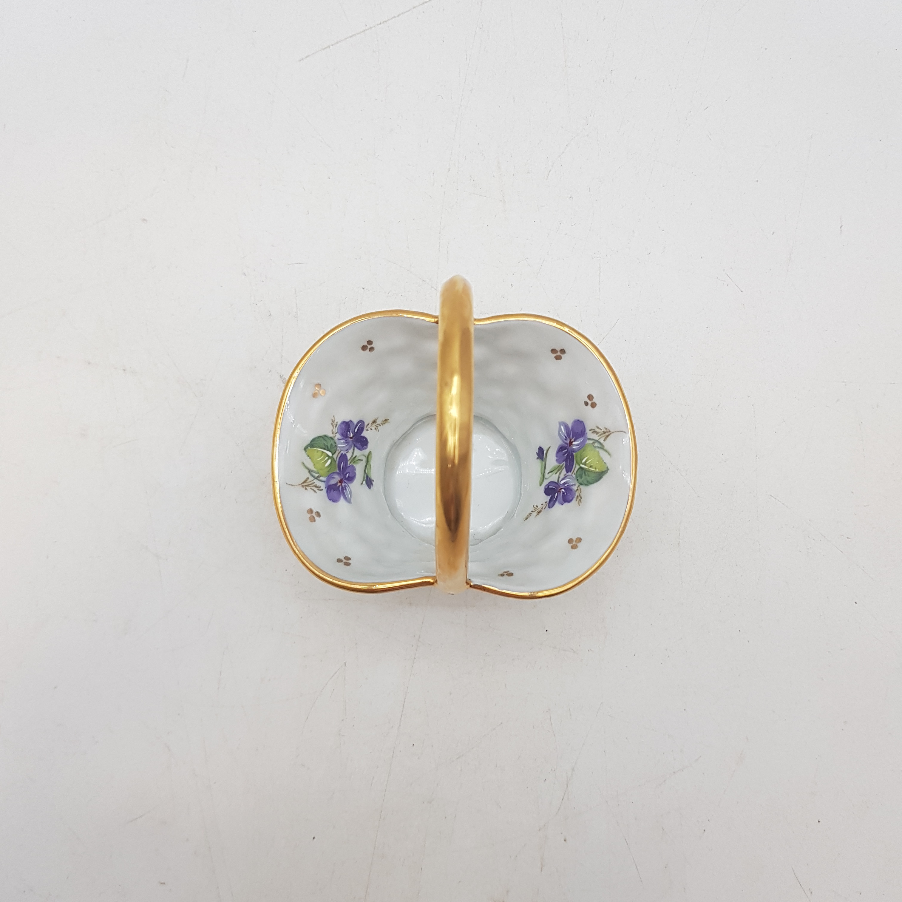 Voir photo 2 de Joli panier en porcelaine de Limoges - dessins de violettes Joli panier en porcelaine de Limoges - dessins de violettes Très bon état reconditionné photo 2