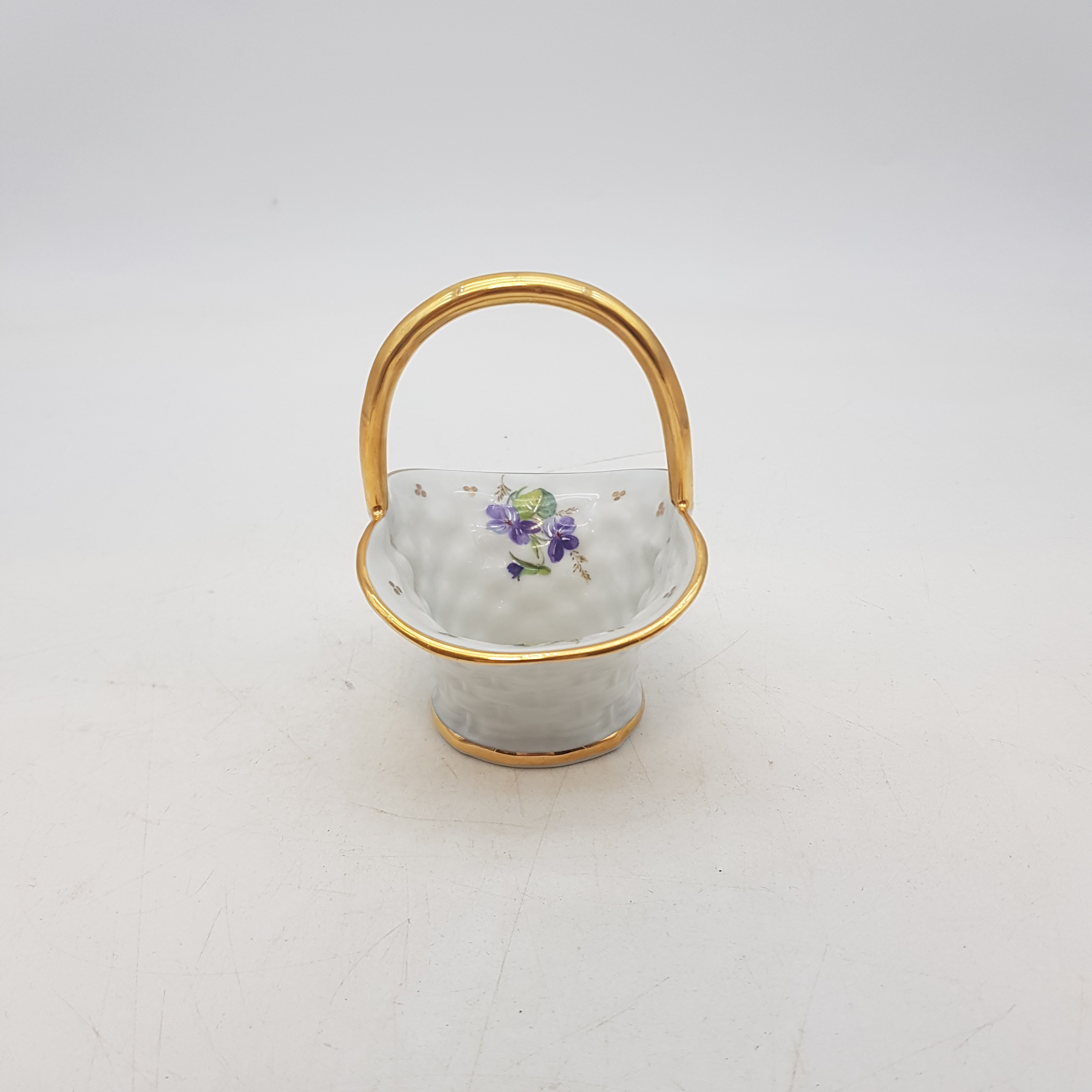 Voir photo 3 de Joli panier en porcelaine de Limoges - dessins de violettes Joli panier en porcelaine de Limoges - dessins de violettes Très bon état reconditionné photo 3