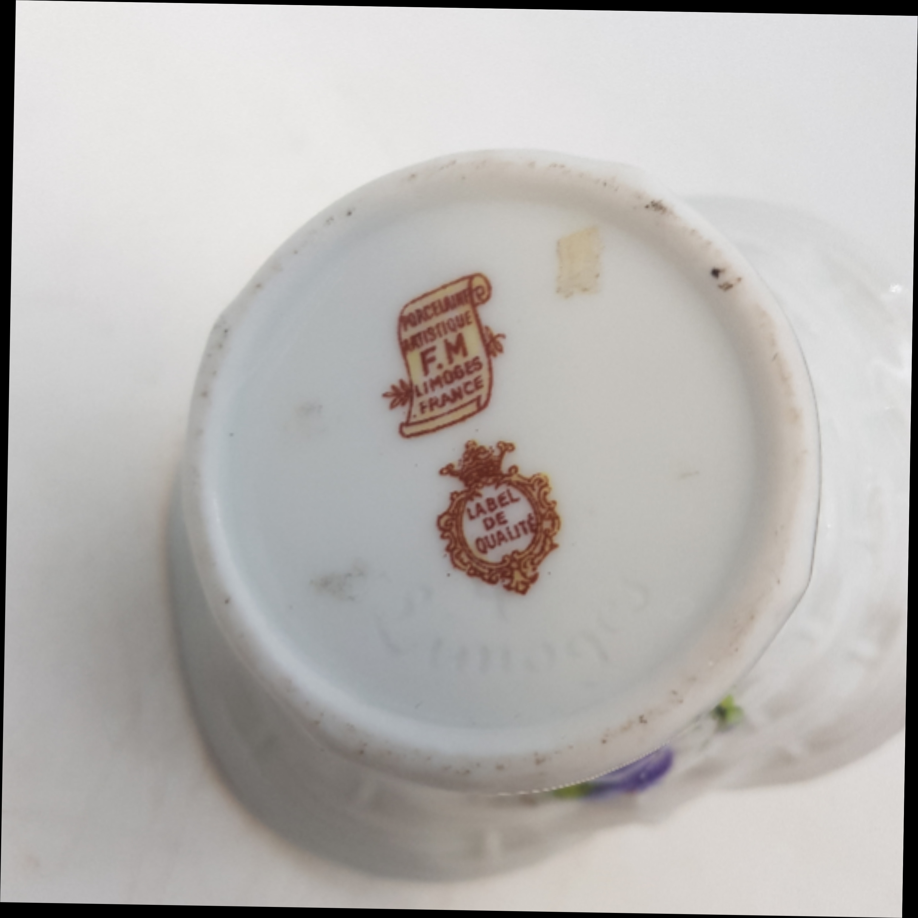 Voir photo 4 de Joli panier en porcelaine de Limoges - dessins de violettes Joli panier en porcelaine de Limoges - dessins de violettes Très bon état reconditionné photo 4