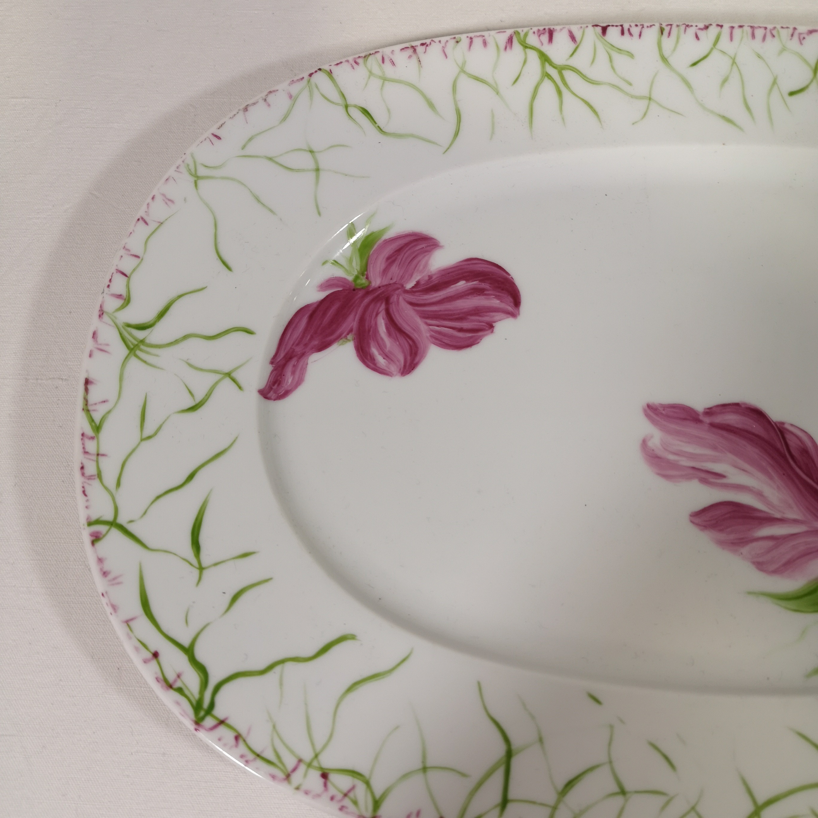 Voir photo 2 de Joli plat à gâteau en porcelaine peinte à la main Joli plat à gâteau en porcelaine peinte à la main reconditionné photo 2
