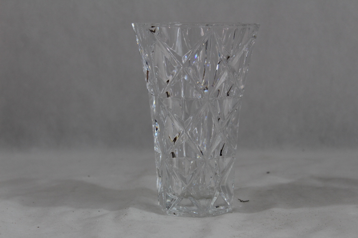 Acheter Joli vase en cristal d'Arques - 15,00 € Joli vase en cristal d'Arques reconditionné disponible sur Label Emmaüs