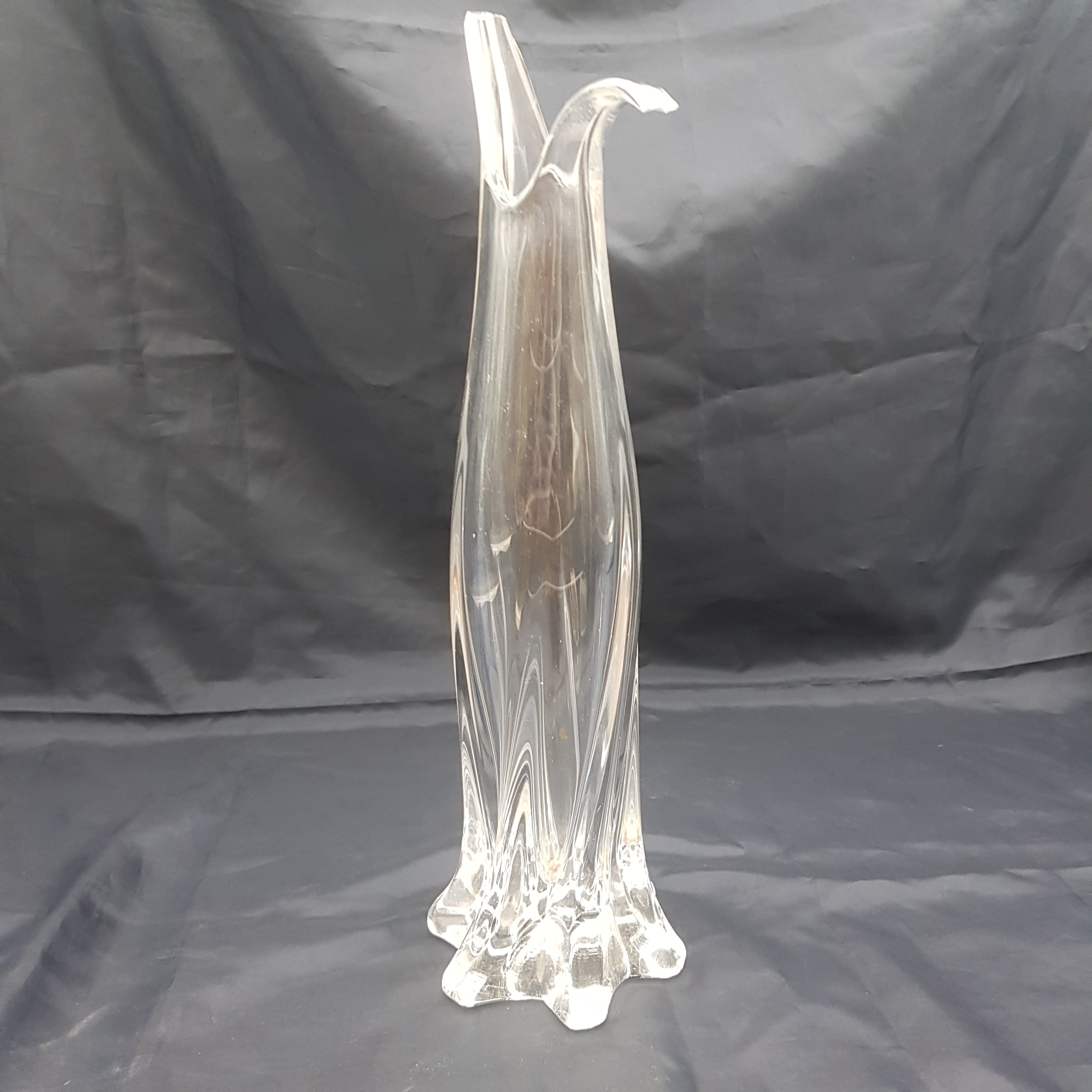 Voir photo 2 de Joli vase en cristal - Forme original - idéal pour sublimer votre intérieur Joli vase en cristal - Forme original - idéal pour sublimer votre intérieur Bon état reconditionné photo 2