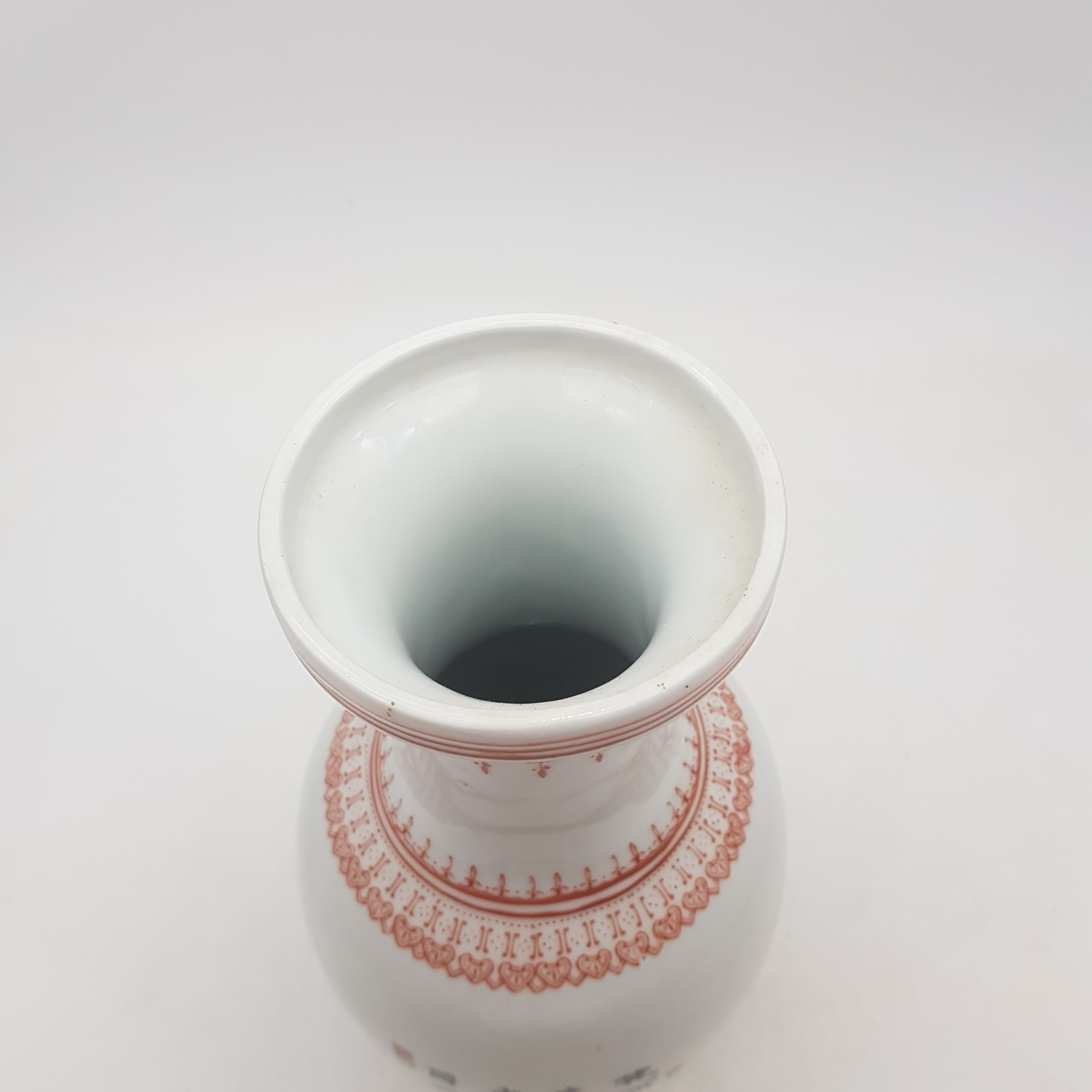 Voir photo 4 de Joli vase en porcelaine chinoise avec scène galante Joli vase en porcelaine chinoise avec scène galante Bon état reconditionné photo 4