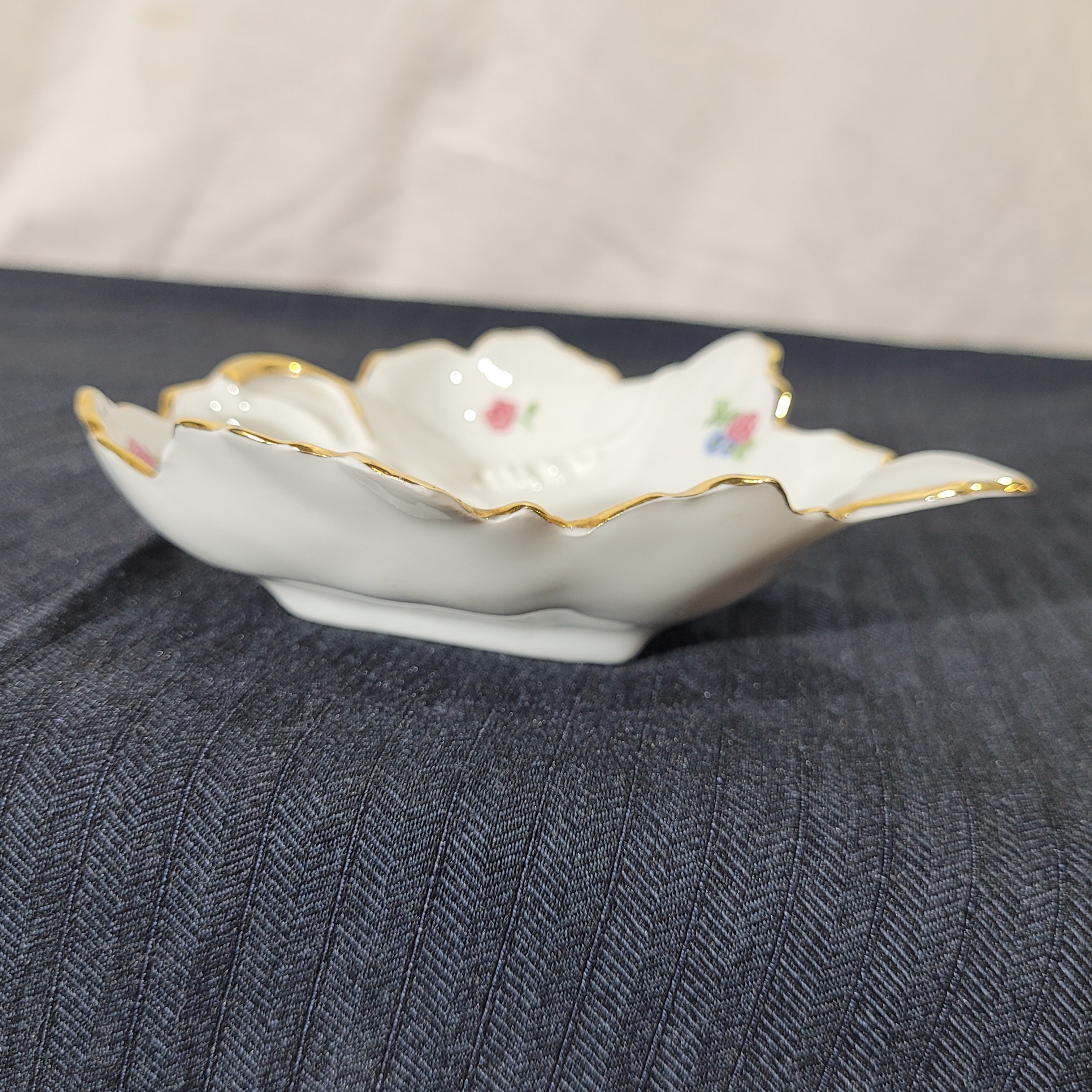 Voir photo 3 de Joli vide-poche en porcelaine en forme de feuille signé Philippe Deshoulières Joli vide-poche en porcelaine en forme de feuille signé Philippe Deshoulières Très bon état reconditionné photo 3