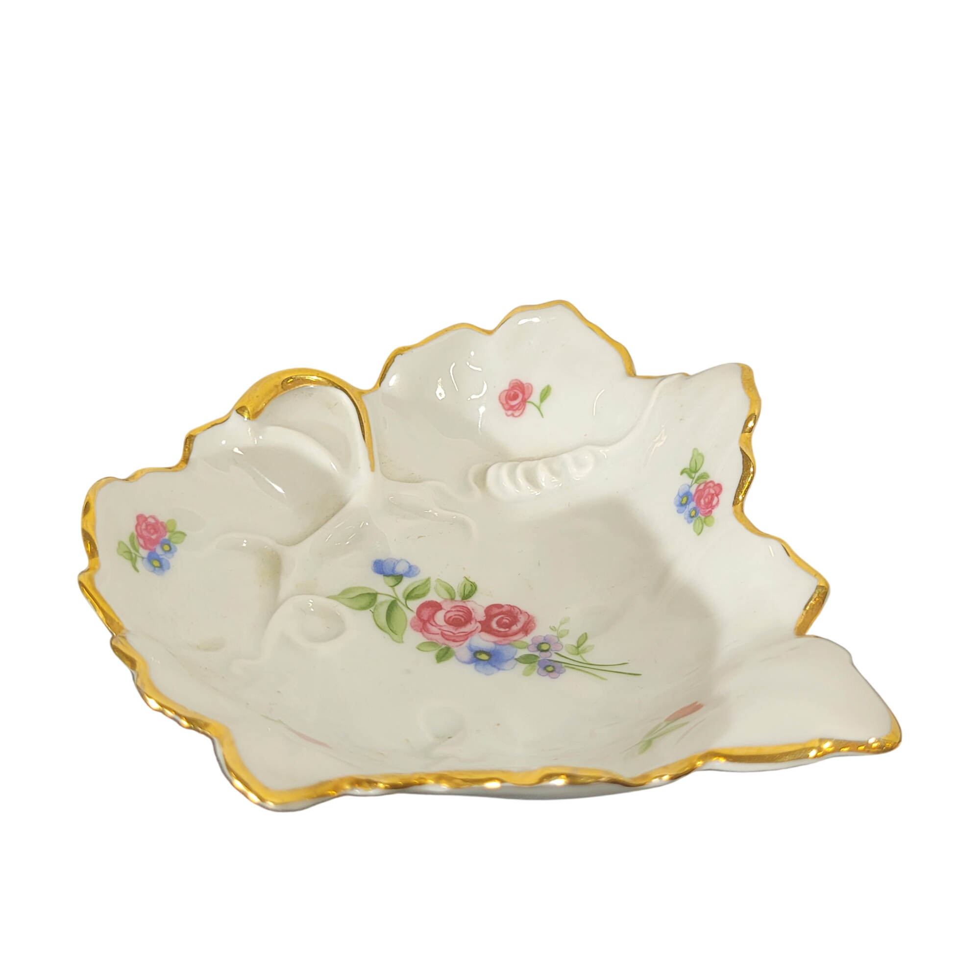 Acheter Joli vide-poche en porcelaine en forme de feuille signé Philippe Deshoulières Très bon état - 10,00 € Joli vide-poche en porcelaine en forme de feuille signé Philippe Deshoulières Très bon état reconditionné disponible sur Label Emmaüs