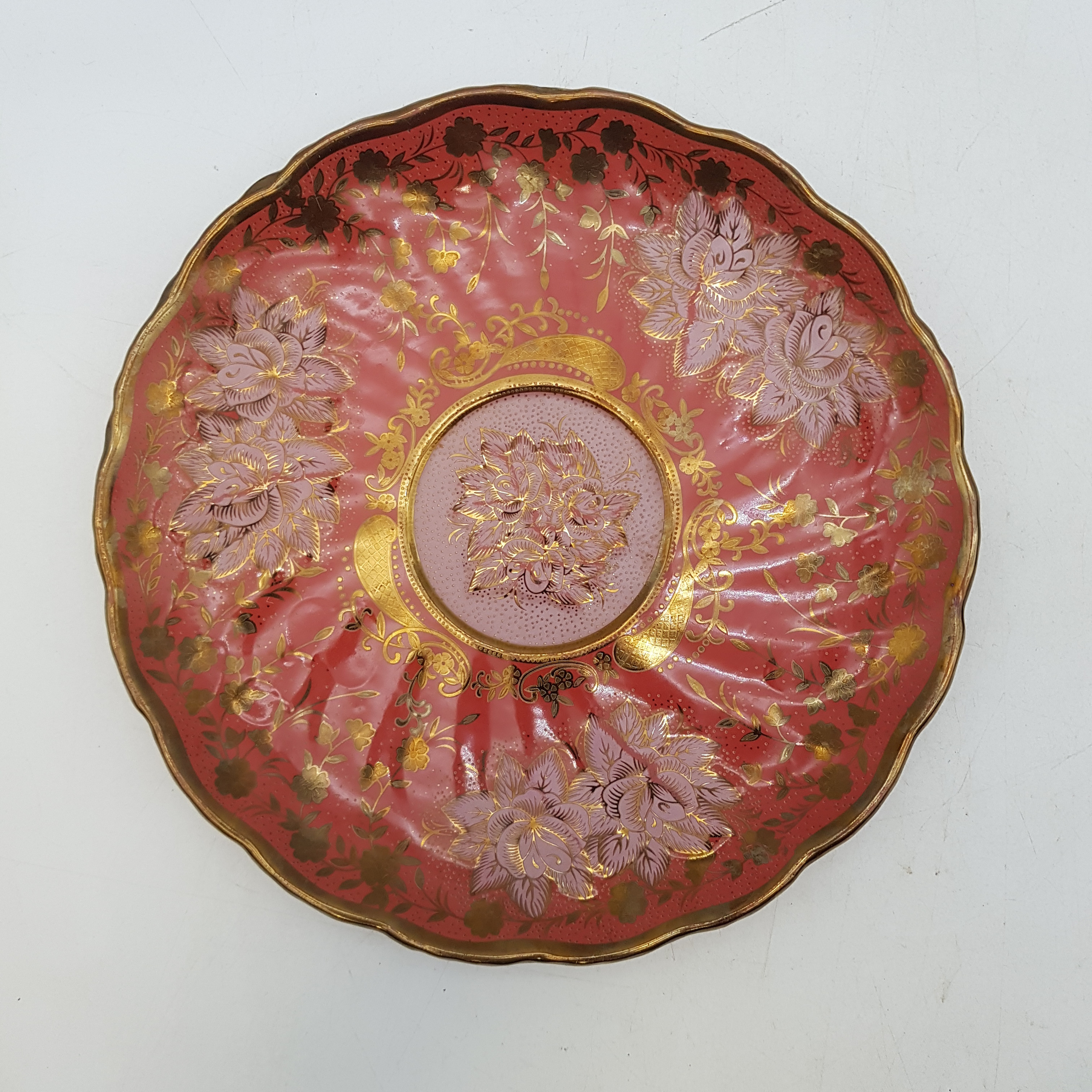 Voir photo 2 de Jolie assiette décorative Taous en porcelaine de Chine. Jolie assiette décorative Taous en porcelaine de Chine. Bon état reconditionné photo 2