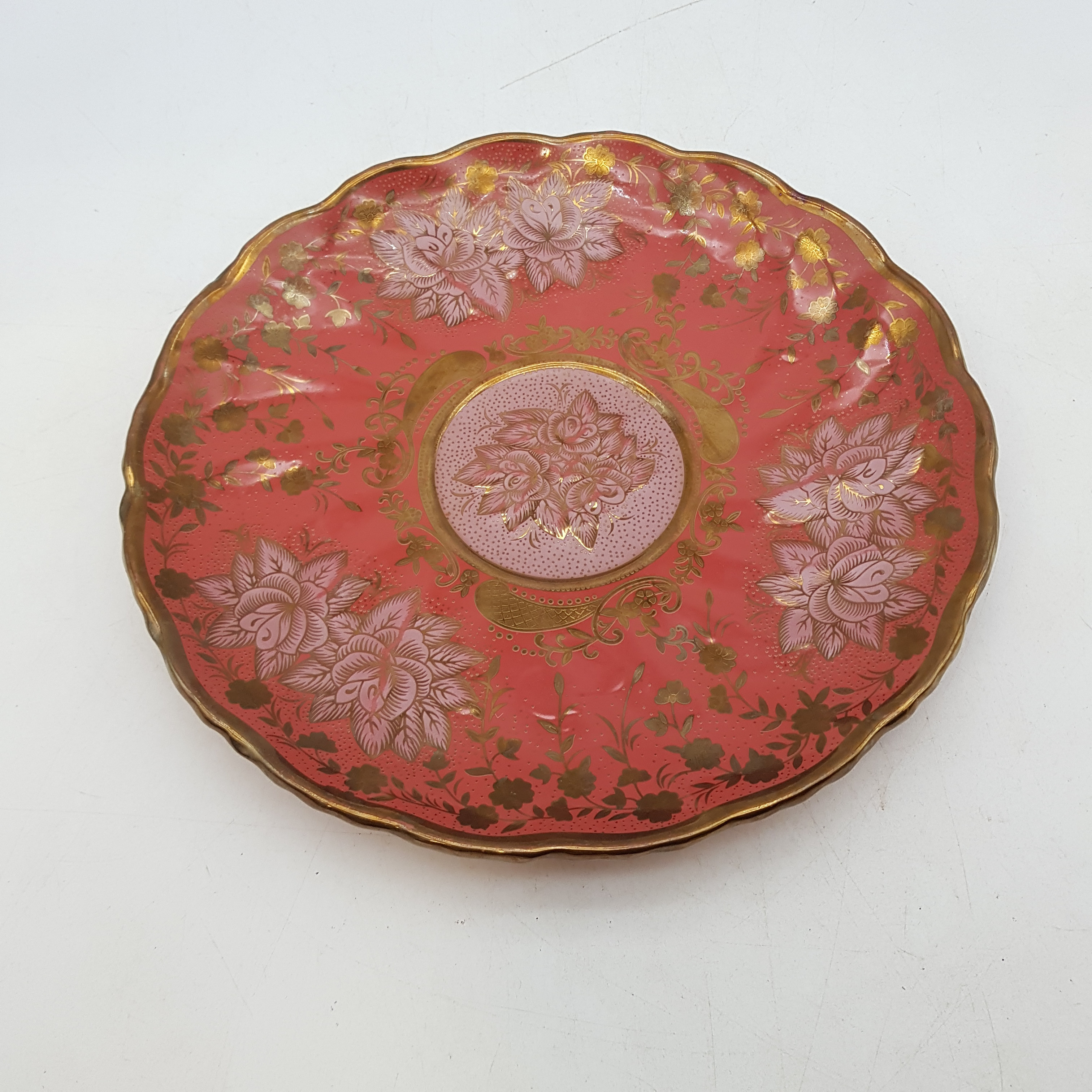 Voir photo 3 de Jolie assiette décorative Taous en porcelaine de Chine. Jolie assiette décorative Taous en porcelaine de Chine. Bon état reconditionné photo 3