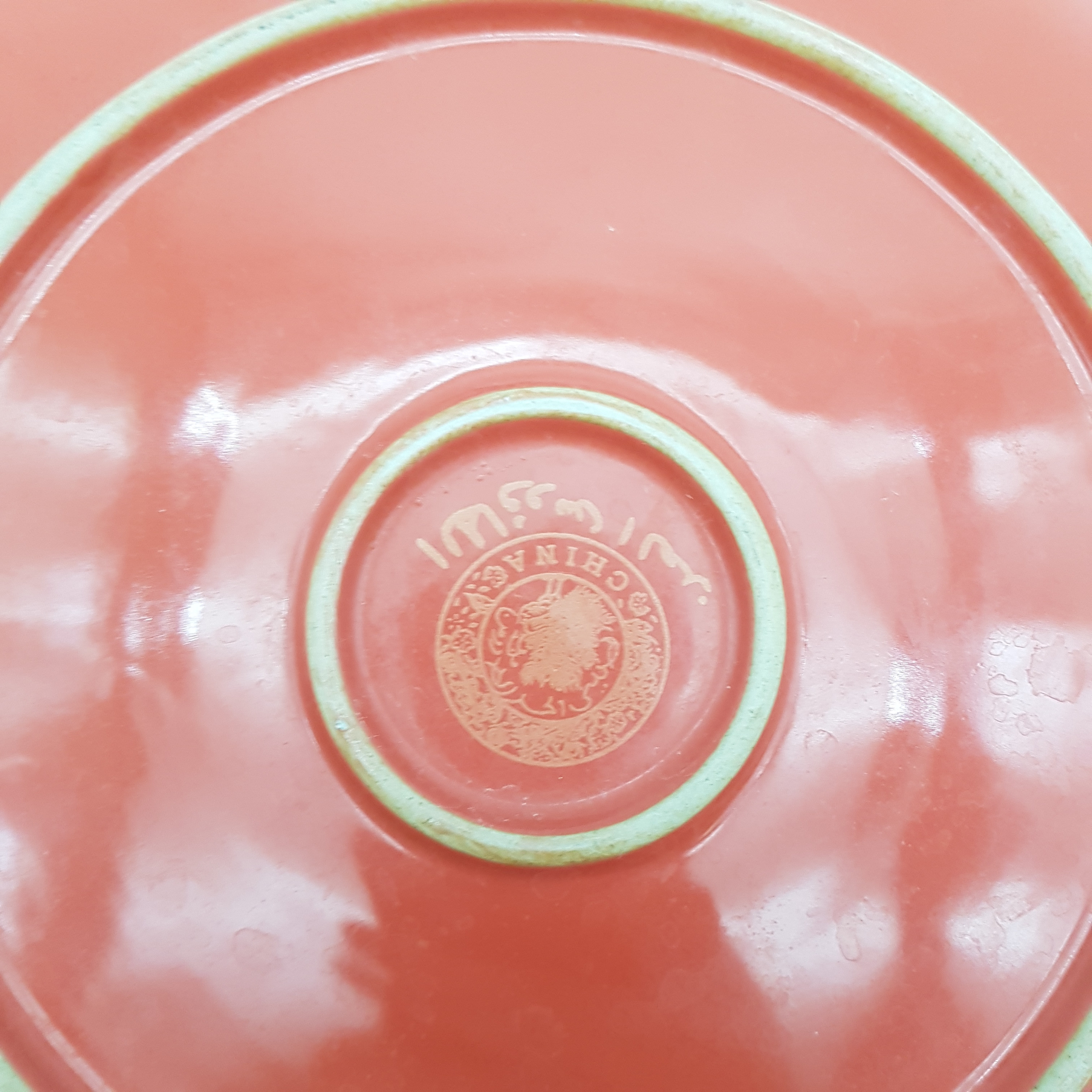 Voir photo 4 de Jolie assiette décorative Taous en porcelaine de Chine. Jolie assiette décorative Taous en porcelaine de Chine. Bon état reconditionné photo 4