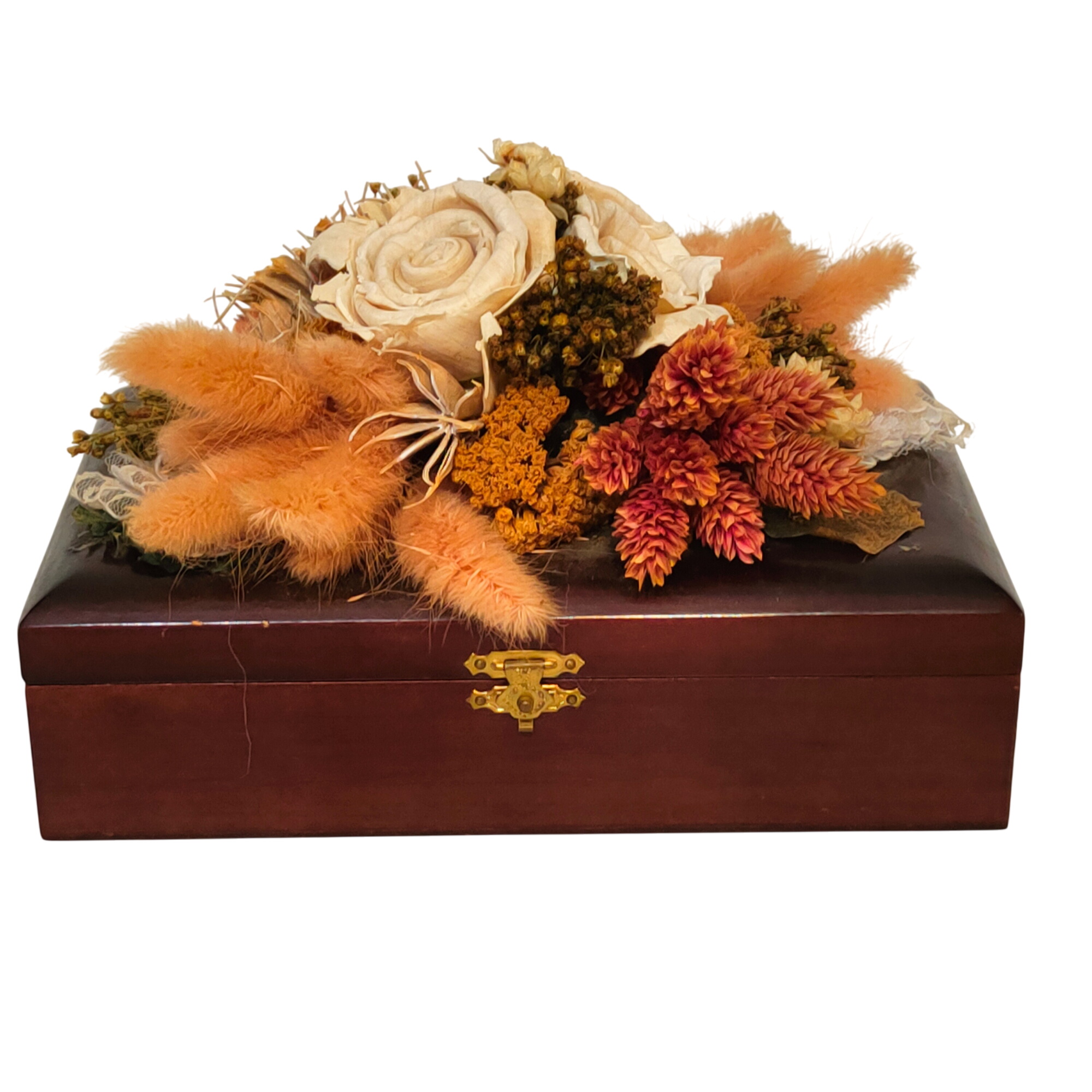 Jolie boite ancienne décoré de fleurs séchées Bon état - 11,00 € Jolie boite ancienne décoré de fleurs séchées Bon état reconditionné disponible sur Label Emmaüs