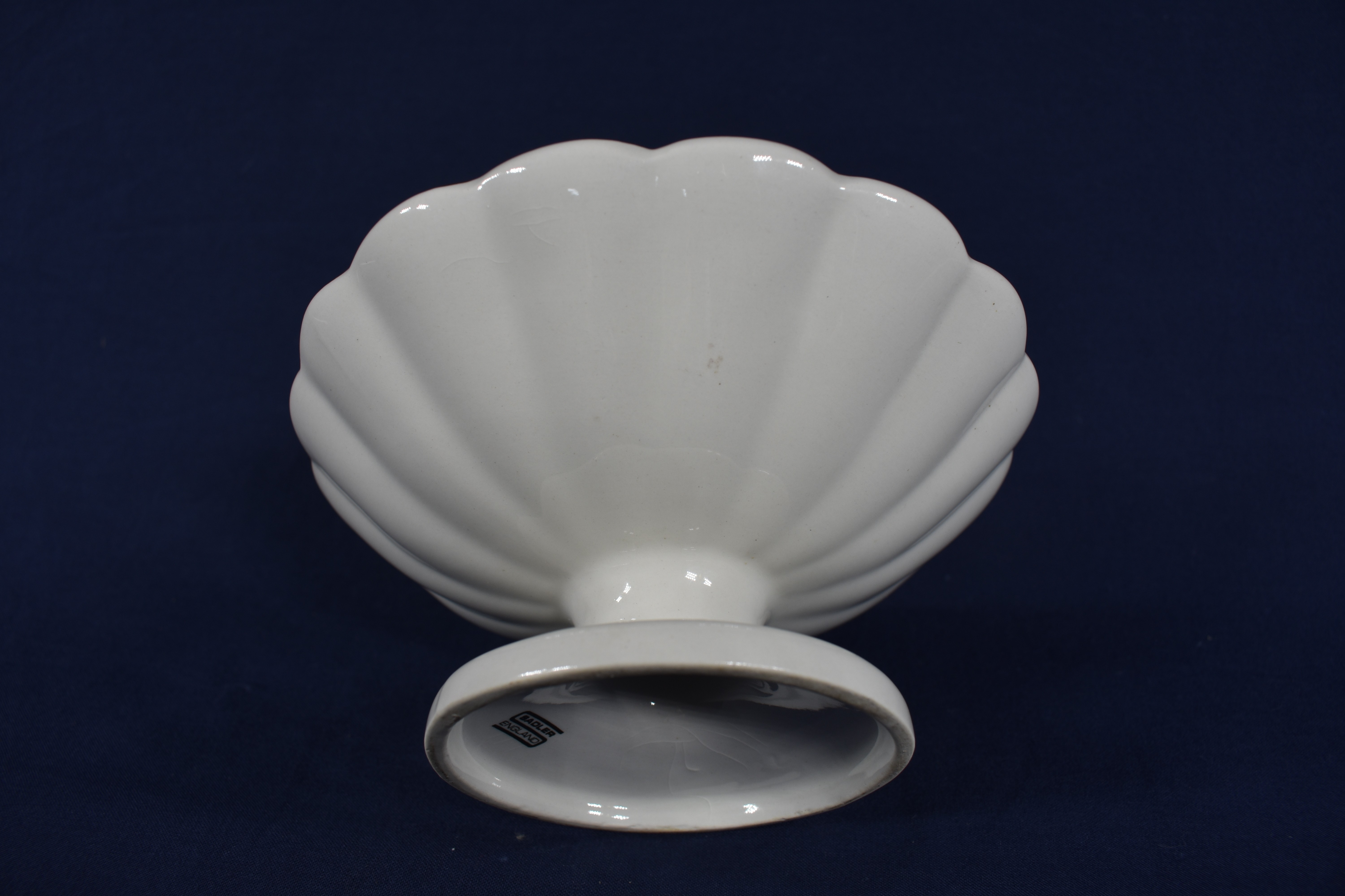 Voir photo 2 de Jolie coupelle en porcelaine anglaise décorée de motifs floraux, hauteur 6.5 et diamètre 14.5 cm Jolie coupelle en porcelaine anglaise décorée de motifs floraux, hauteur 6.5 et diamètre 14.5 cm Bon état reconditionné photo 2