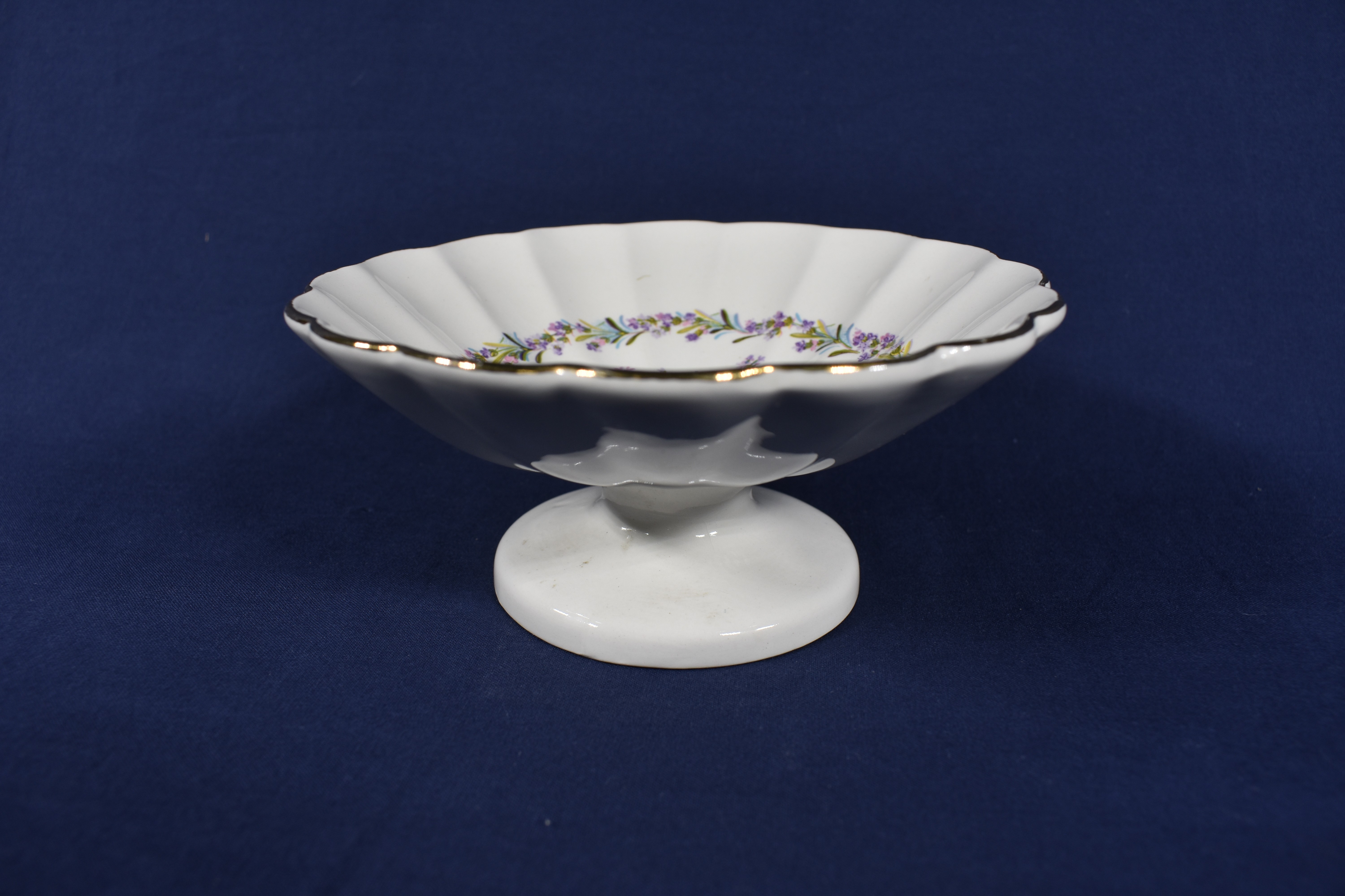 Voir photo 3 de Jolie coupelle en porcelaine anglaise décorée de motifs floraux, hauteur 6.5 et diamètre 14.5 cm Jolie coupelle en porcelaine anglaise décorée de motifs floraux, hauteur 6.5 et diamètre 14.5 cm Bon état reconditionné photo 3
