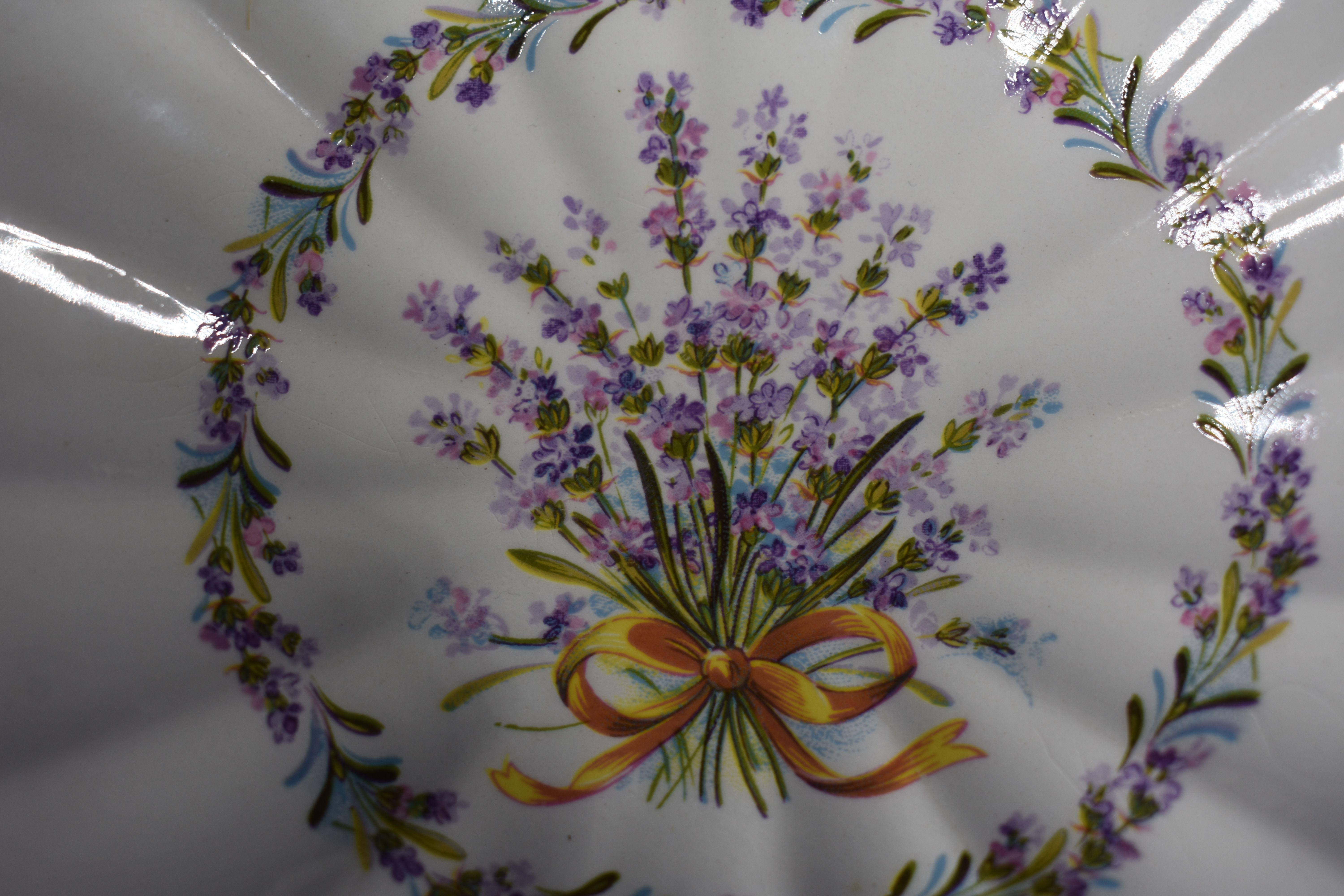 Voir photo 5 de Jolie coupelle en porcelaine anglaise décorée de motifs floraux, hauteur 6.5 et diamètre 14.5 cm Jolie coupelle en porcelaine anglaise décorée de motifs floraux, hauteur 6.5 et diamètre 14.5 cm Bon état reconditionné photo 5