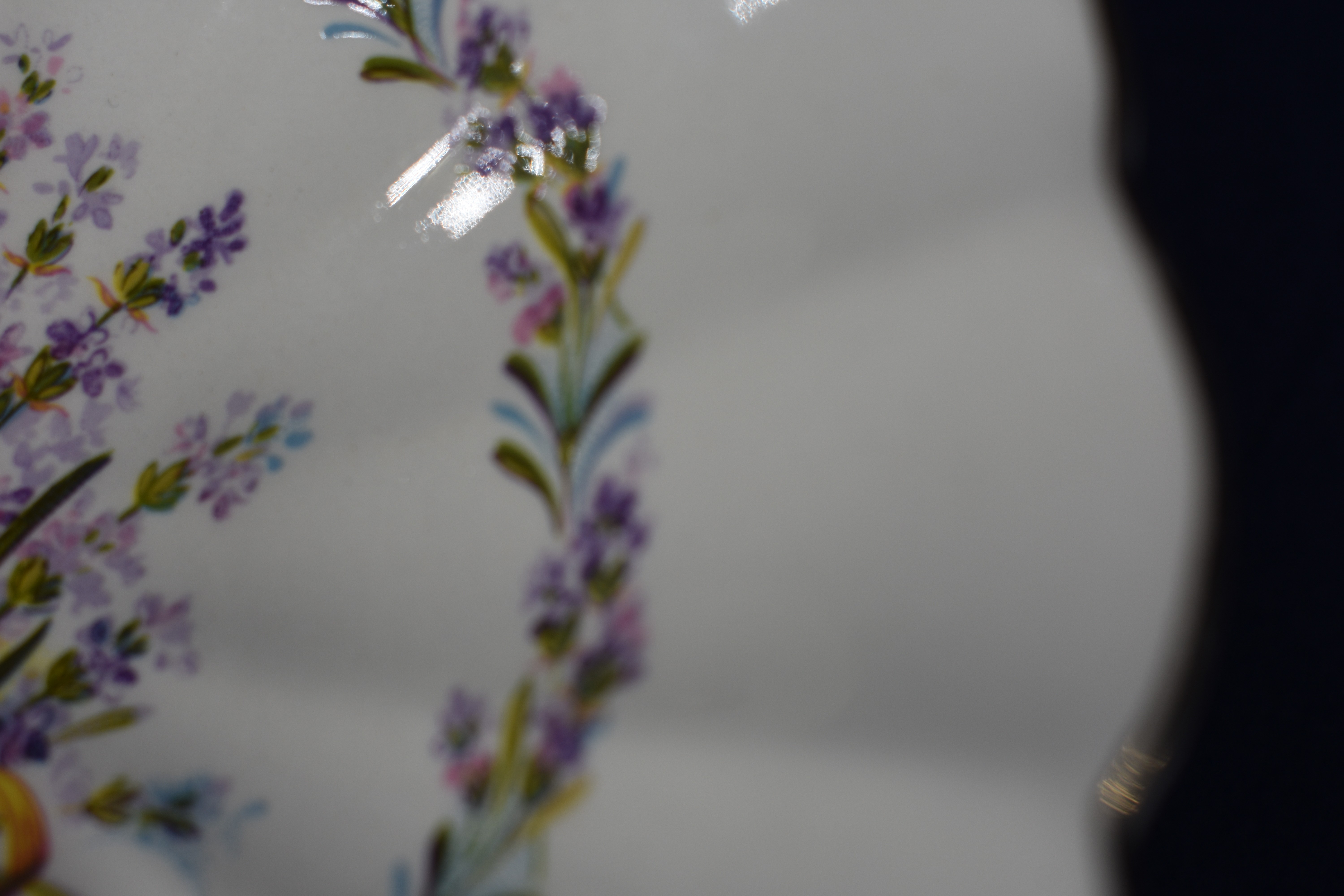 Voir photo 6 de Jolie coupelle en porcelaine anglaise décorée de motifs floraux, hauteur 6.5 et diamètre 14.5 cm Jolie coupelle en porcelaine anglaise décorée de motifs floraux, hauteur 6.5 et diamètre 14.5 cm Bon état reconditionné photo 6