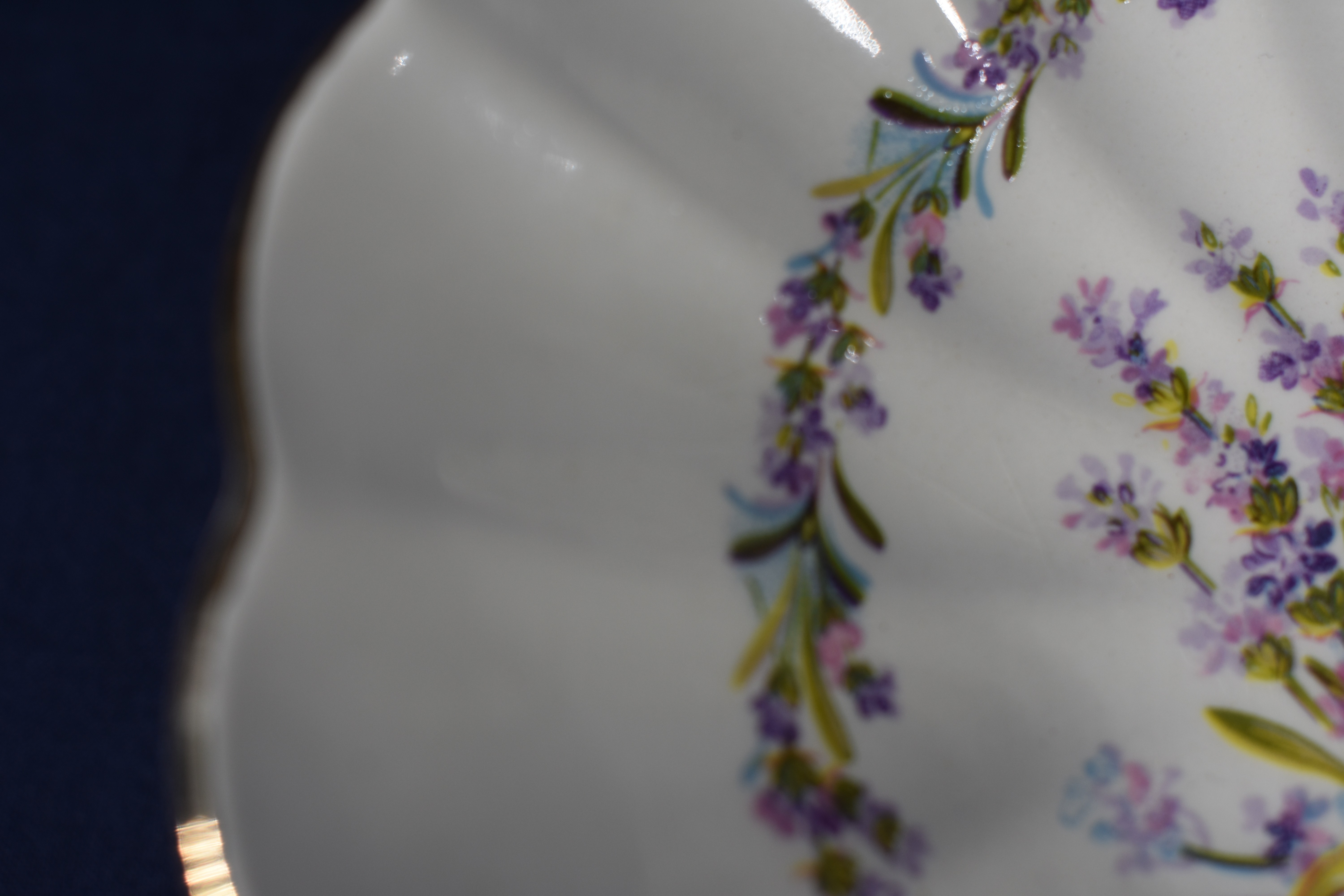 Voir photo 7 de Jolie coupelle en porcelaine anglaise décorée de motifs floraux, hauteur 6.5 et diamètre 14.5 cm Jolie coupelle en porcelaine anglaise décorée de motifs floraux, hauteur 6.5 et diamètre 14.5 cm Bon état reconditionné photo 7