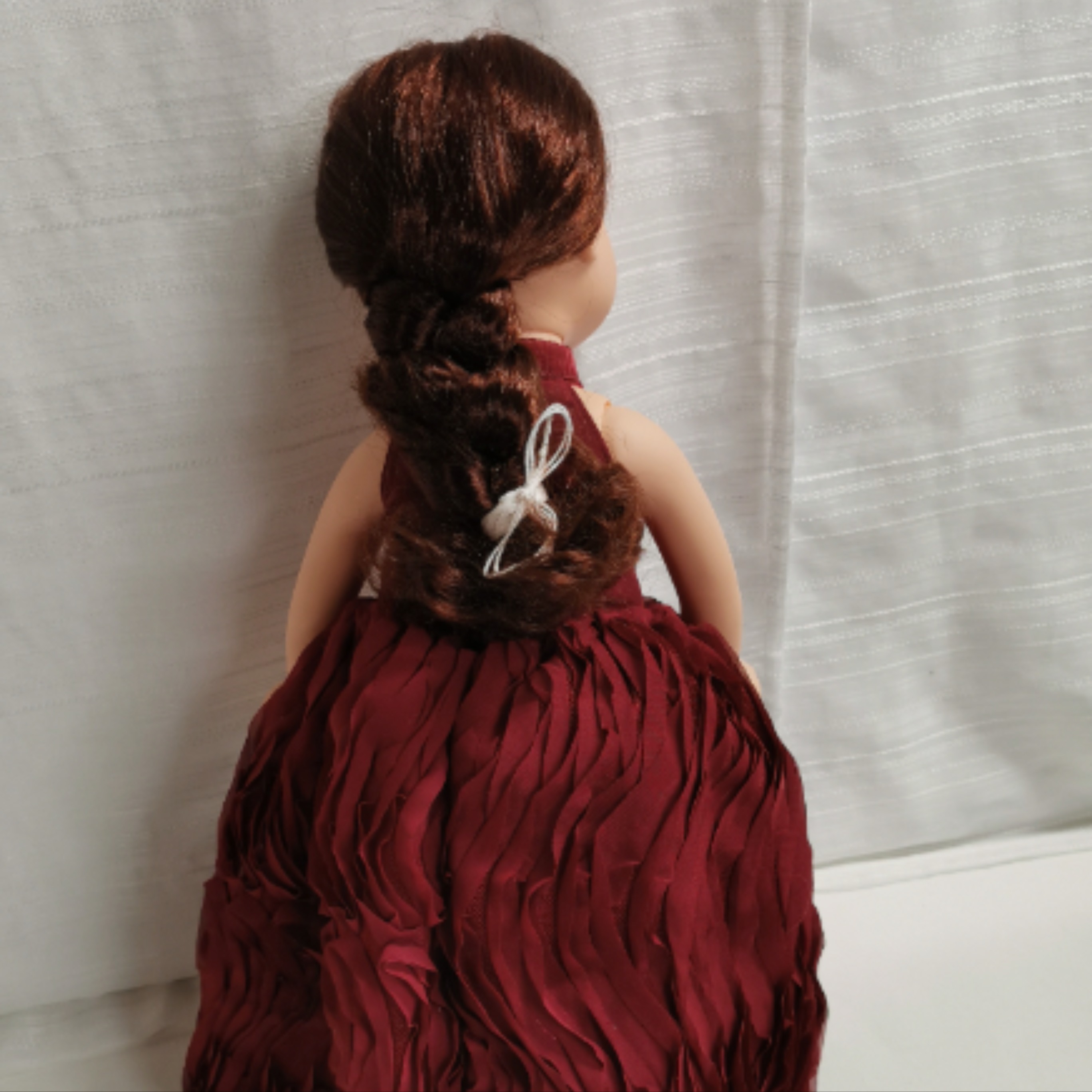 Voir photo 2 de Jolie Poupée en robe de marié rouge. Jolie Poupée en robe de marié rouge. Bon état reconditionné photo 2