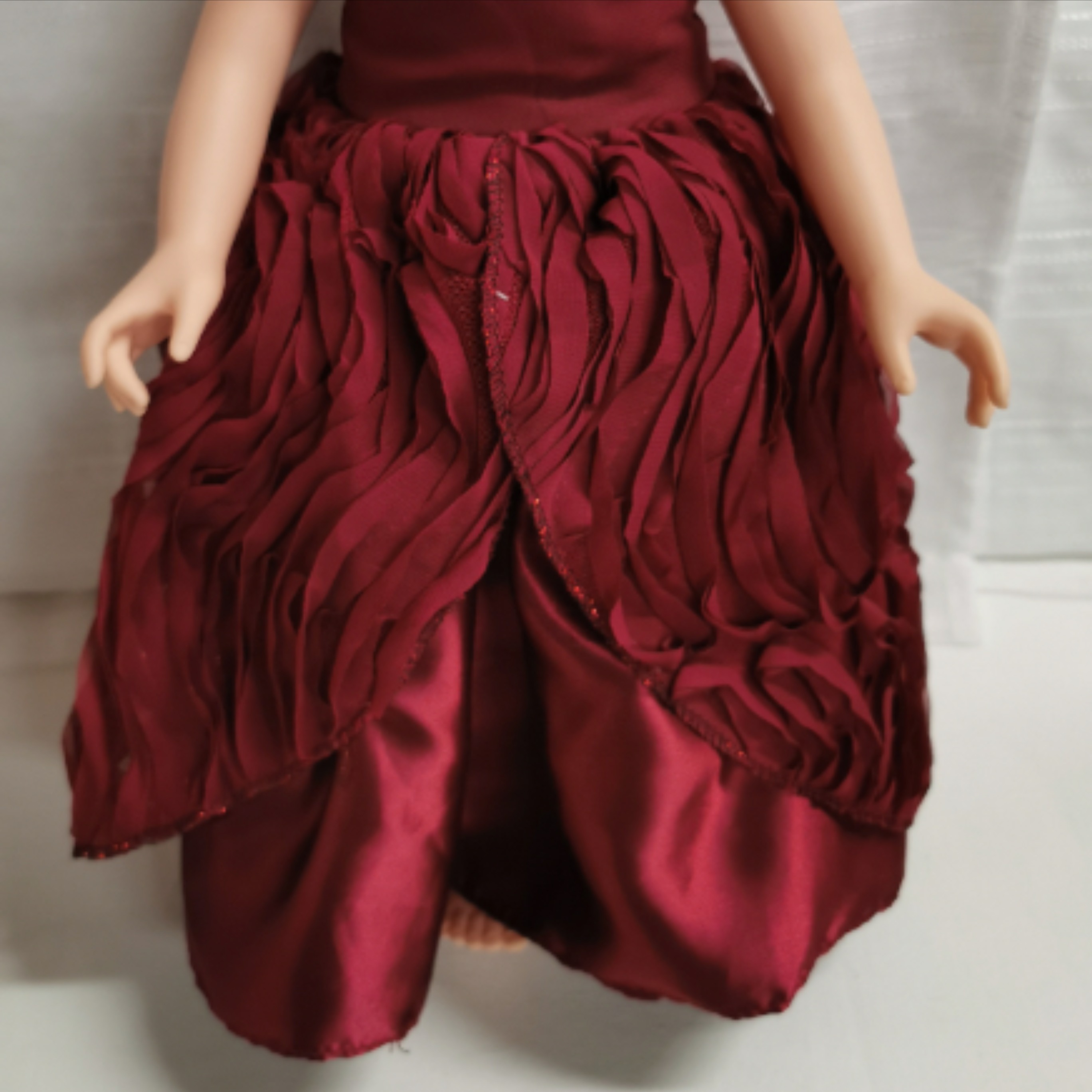 Voir photo 3 de Jolie Poupée en robe de marié rouge. Jolie Poupée en robe de marié rouge. Bon état reconditionné photo 3