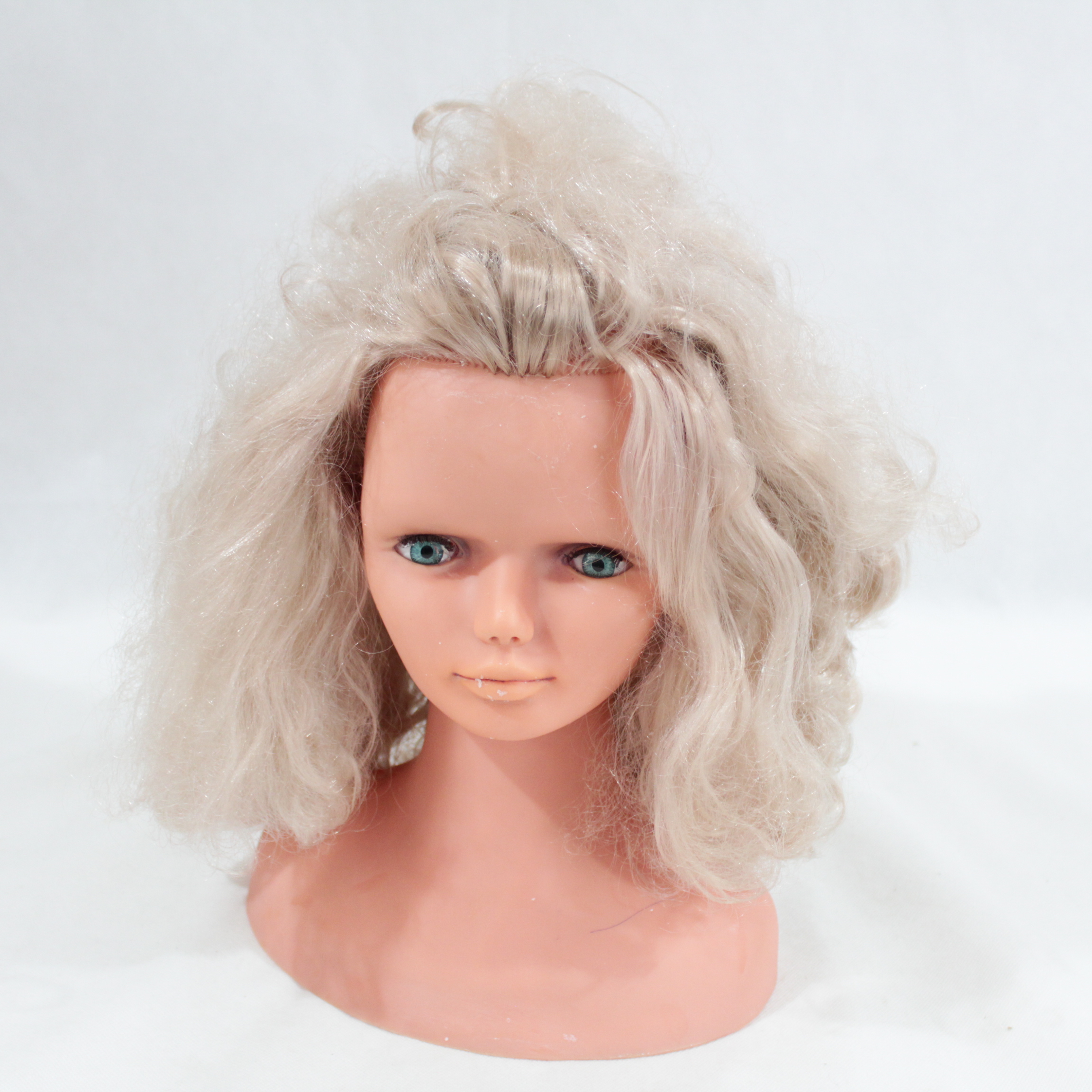 Jolie tête à coiffer et à maquiller FRISETTE Bon état - 20,00 € Jolie tête à coiffer et à maquiller FRISETTE Bon état reconditionné disponible sur Label Emmaüs