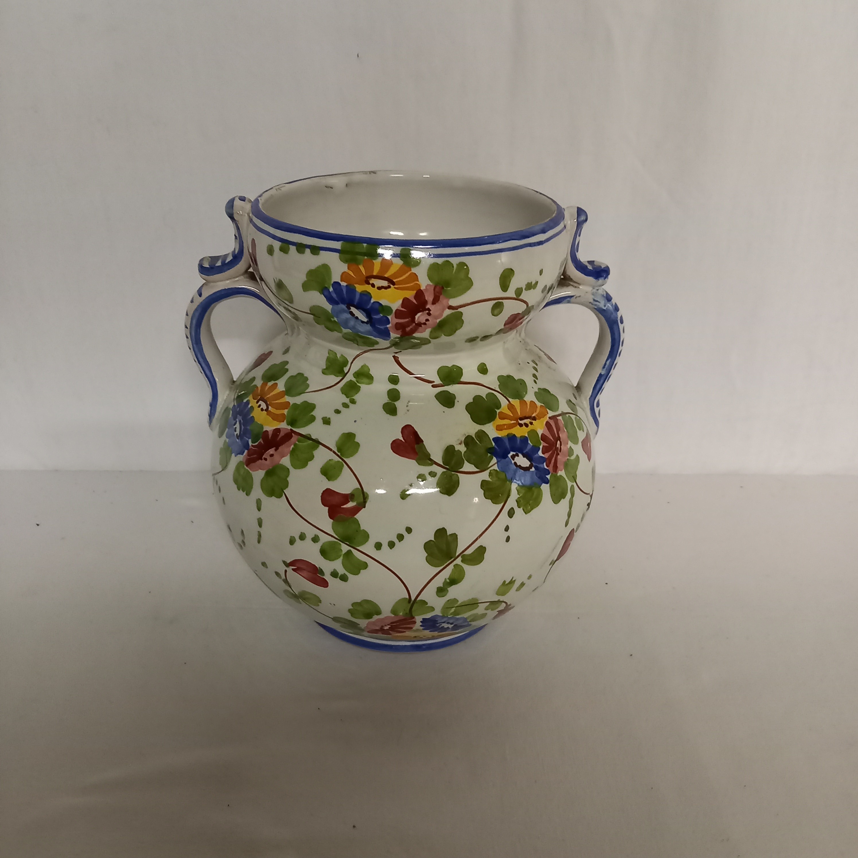 Voir photo 2 de Jolie Vase aiguière . Faiencerie d'art d'Angouleme "Le Renoleau". Décor fleuri. Jolie Vase aiguière . Faiencerie d'art d'Angouleme "Le Renoleau". Décor fleuri. Bon état reconditionné photo 2