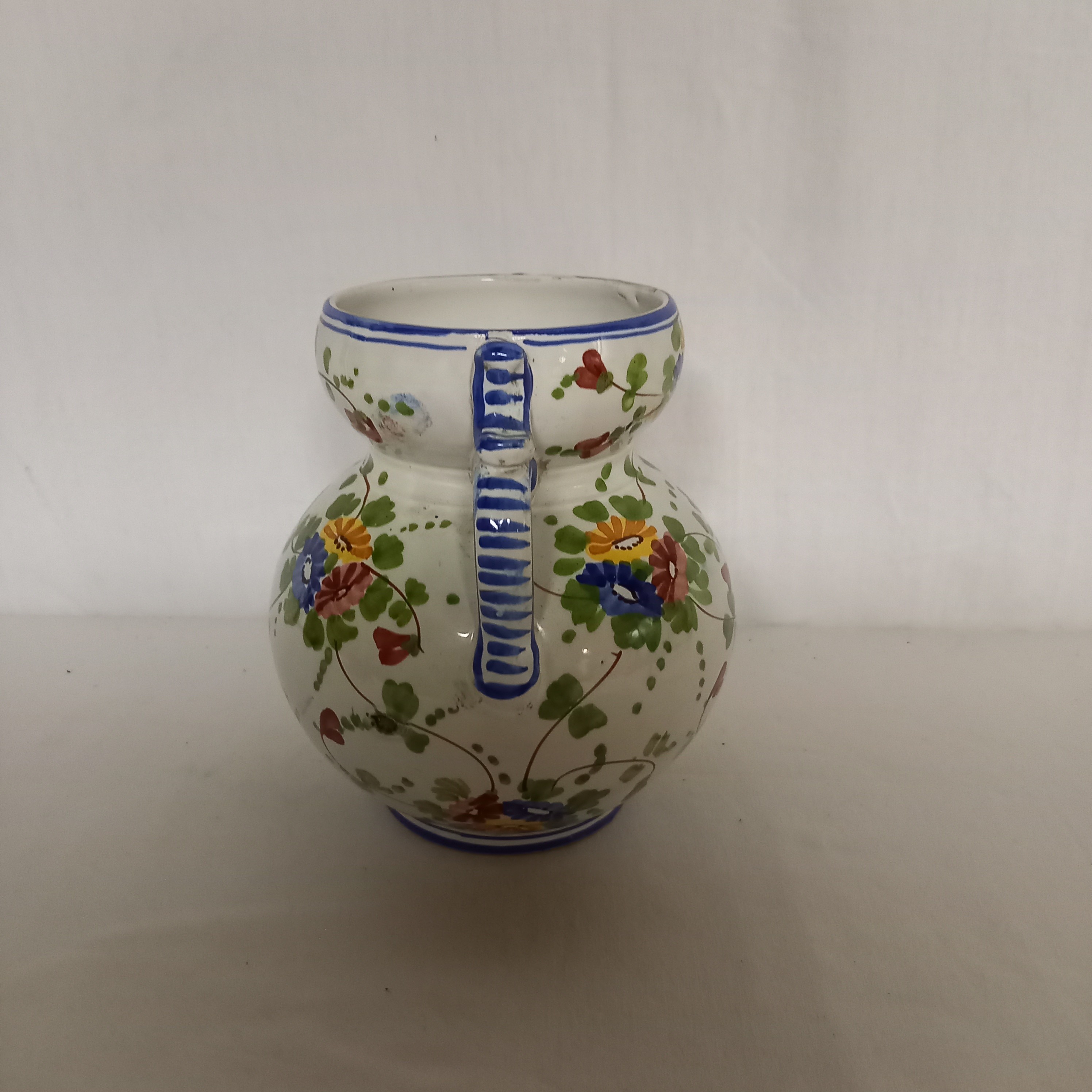 Voir photo 3 de Jolie Vase aiguière . Faiencerie d'art d'Angouleme "Le Renoleau". Décor fleuri. Jolie Vase aiguière . Faiencerie d'art d'Angouleme "Le Renoleau". Décor fleuri. Bon état reconditionné photo 3