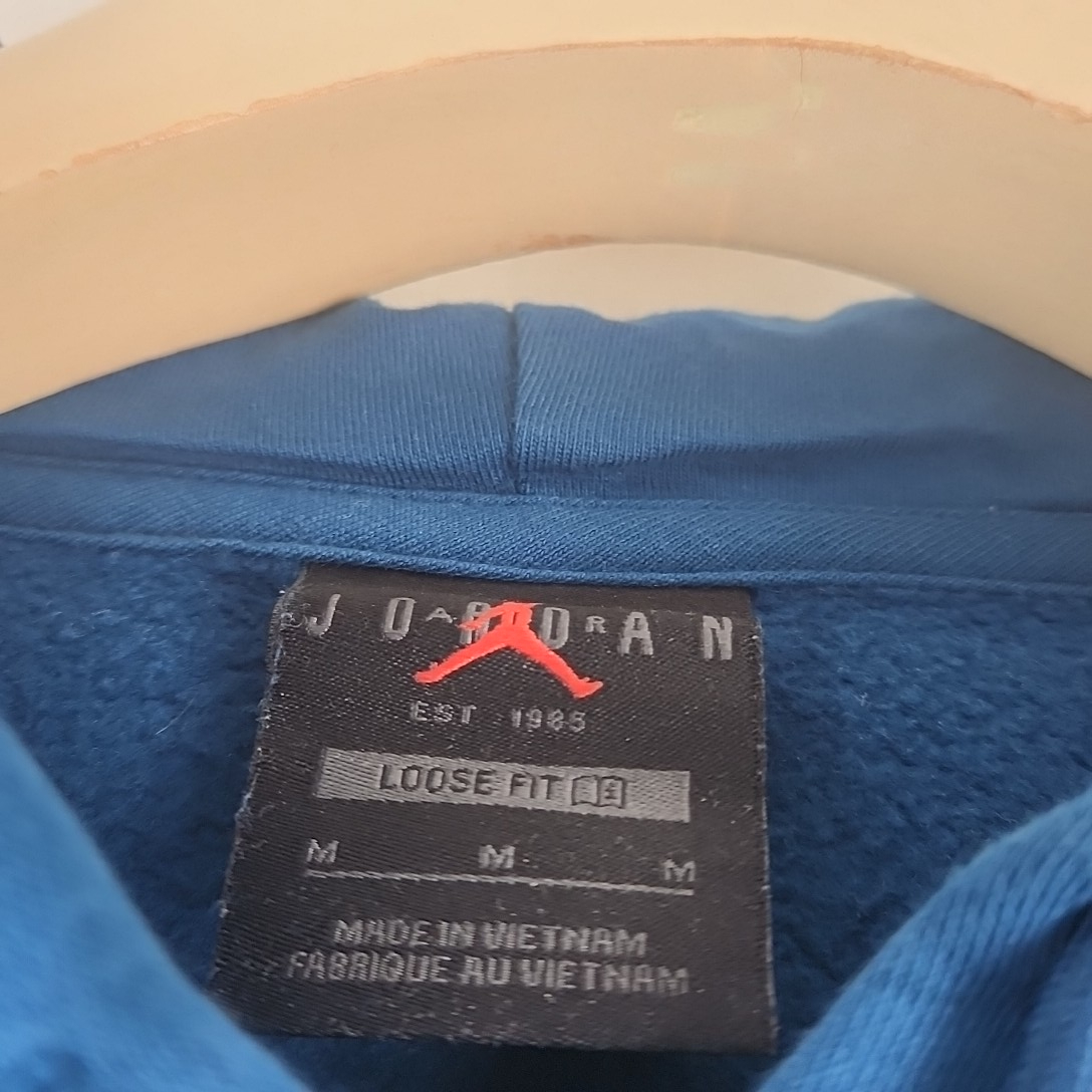 Voir photo 4 de Jordan - Sweat capuche bleu - Taille M mesures Poitrine= 58 Longueur=55 cm Jordan - Sweat capuche bleu - Taille M mesures Poitrine= 58 Longueur=55 cm Très bon état reconditionné photo 4
