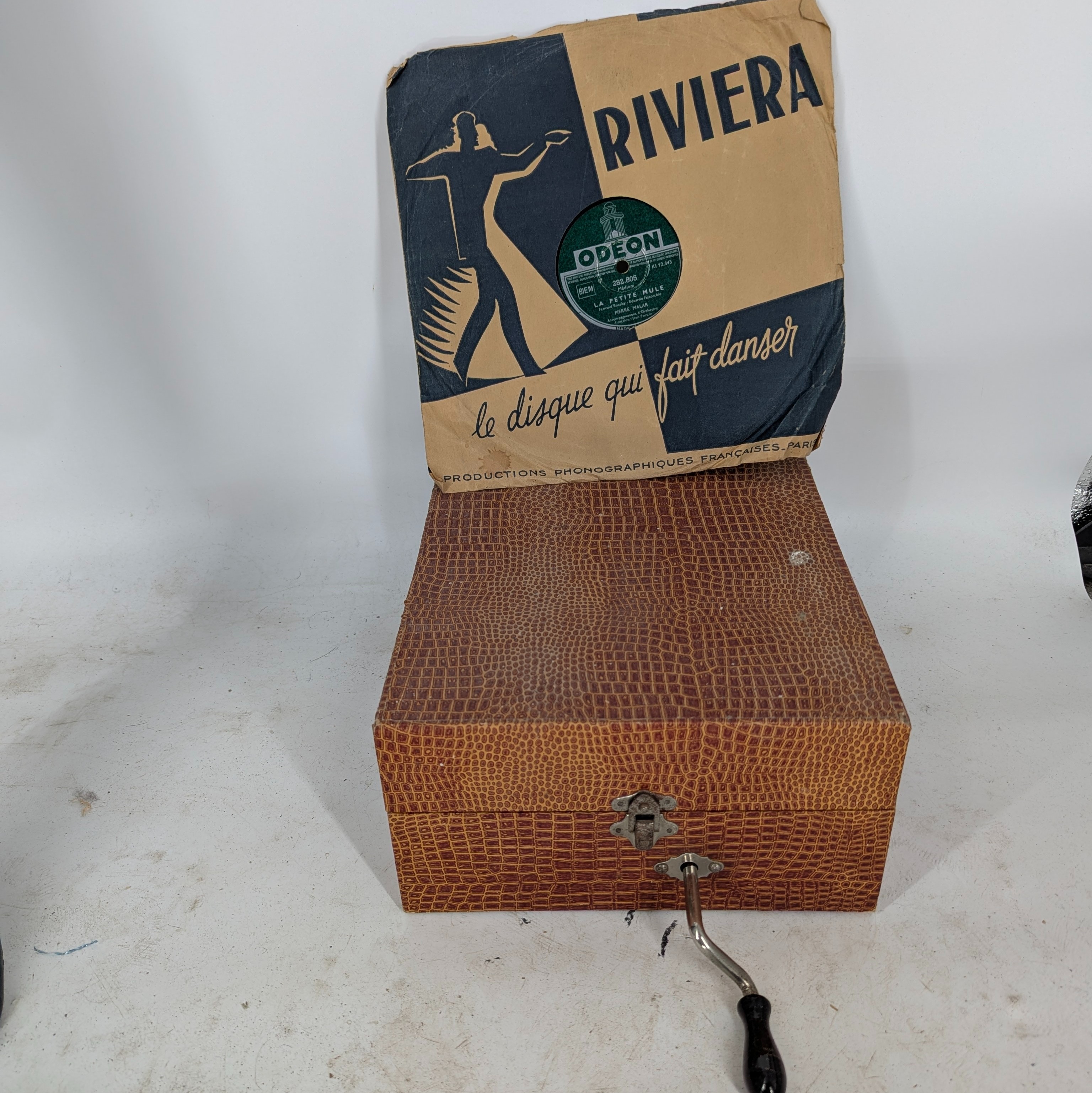 Voir photo 3 de Jouet ancien Gramophone pour enfant dans sa boîte de transport Jouet ancien Gramophone pour enfant dans sa boîte de transport Très bon état reconditionné photo 3