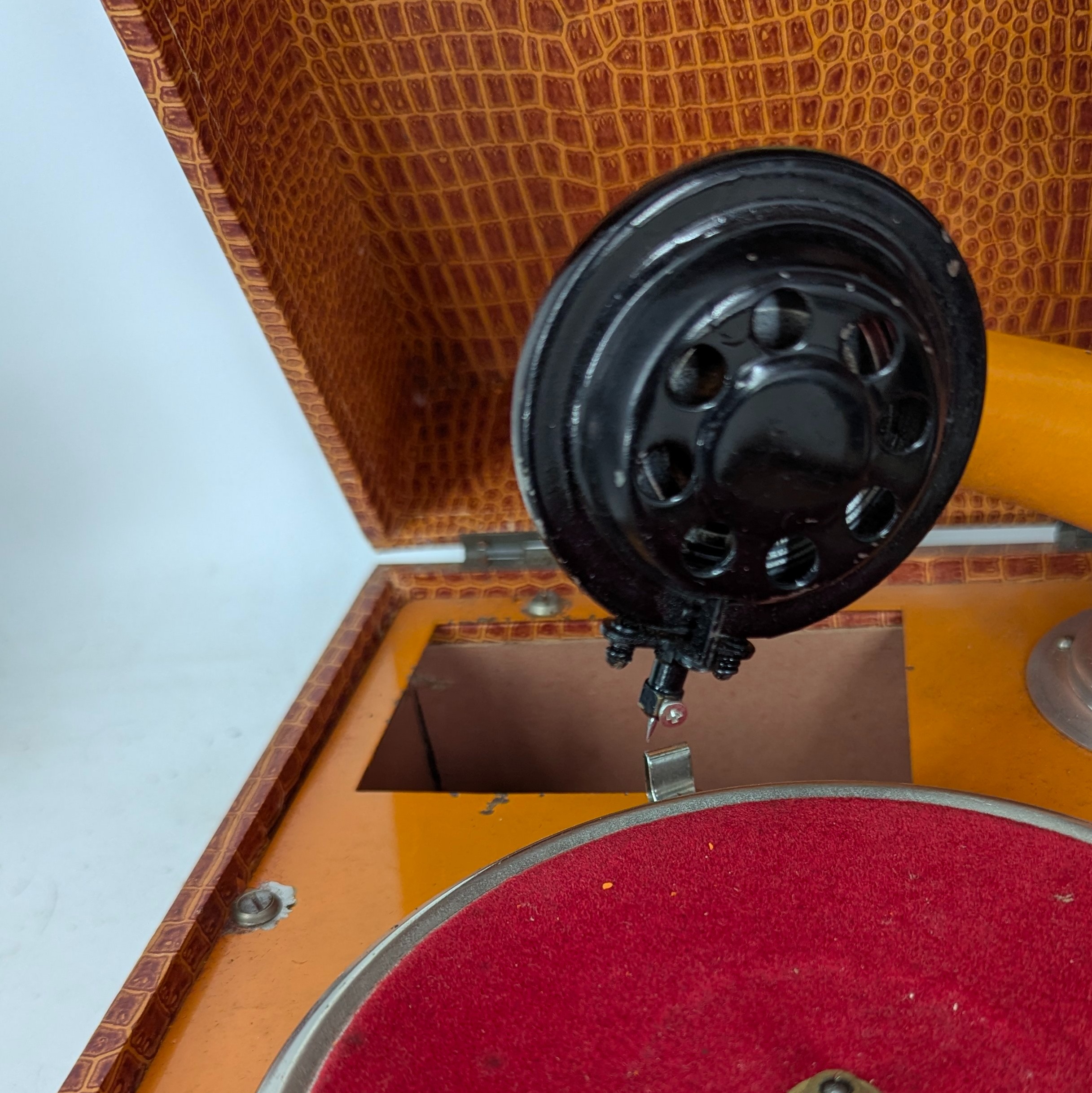Voir photo 7 de Jouet ancien Gramophone pour enfant dans sa boîte de transport Jouet ancien Gramophone pour enfant dans sa boîte de transport Très bon état reconditionné photo 7