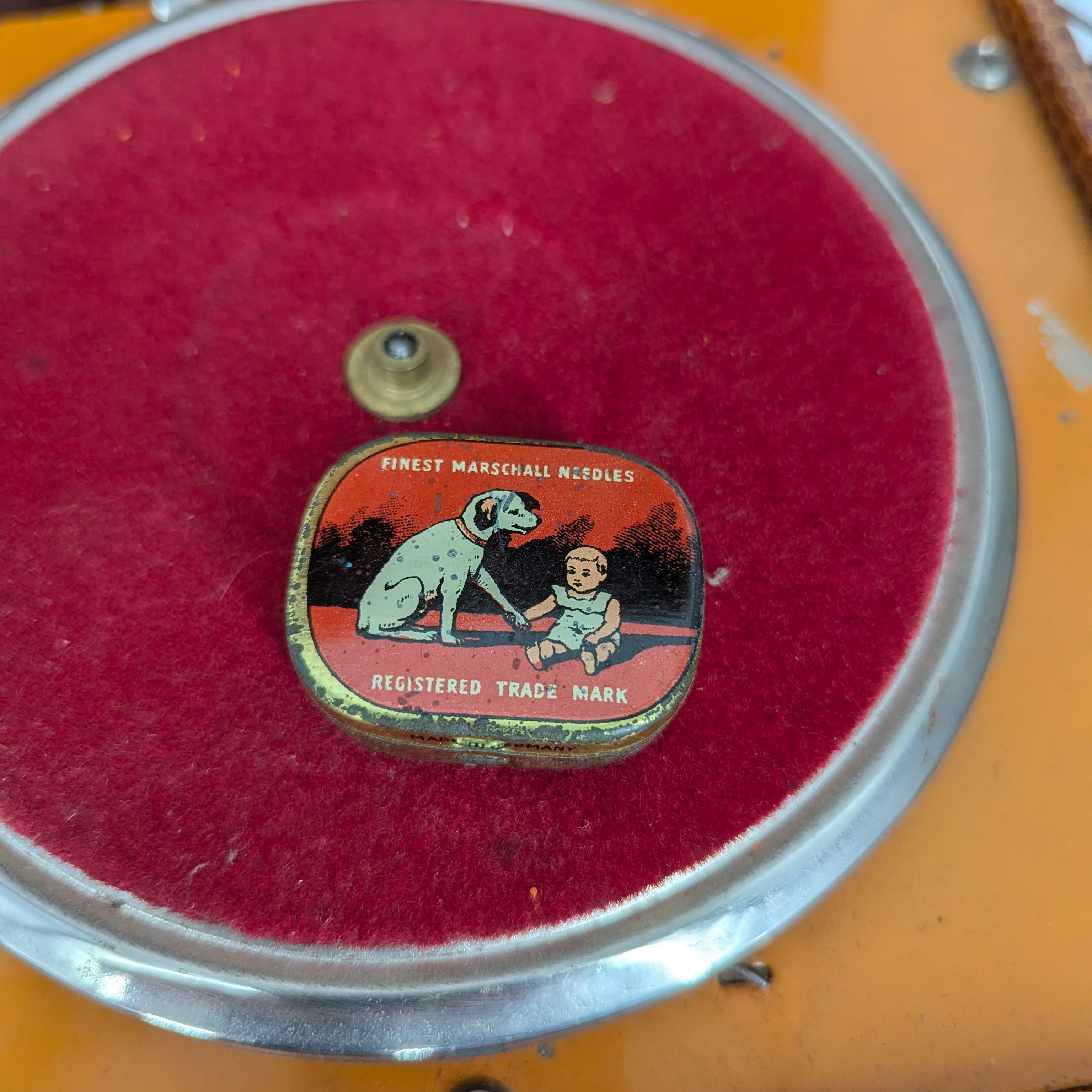 Voir photo 8 de Jouet ancien Gramophone pour enfant dans sa boîte de transport Jouet ancien Gramophone pour enfant dans sa boîte de transport Très bon état reconditionné photo 8
