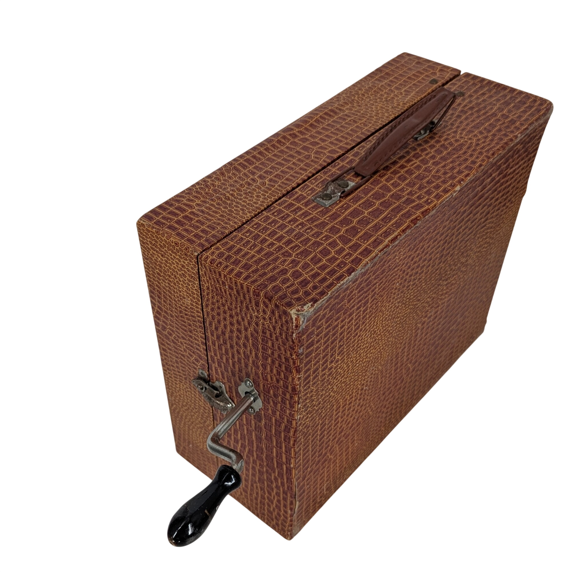 Jouet ancien Gramophone pour enfant dans sa boîte de transport Très bon état - 60,00 € Jouet ancien Gramophone pour enfant dans sa boîte de transport Très bon état reconditionné disponible sur Label Emmaüs